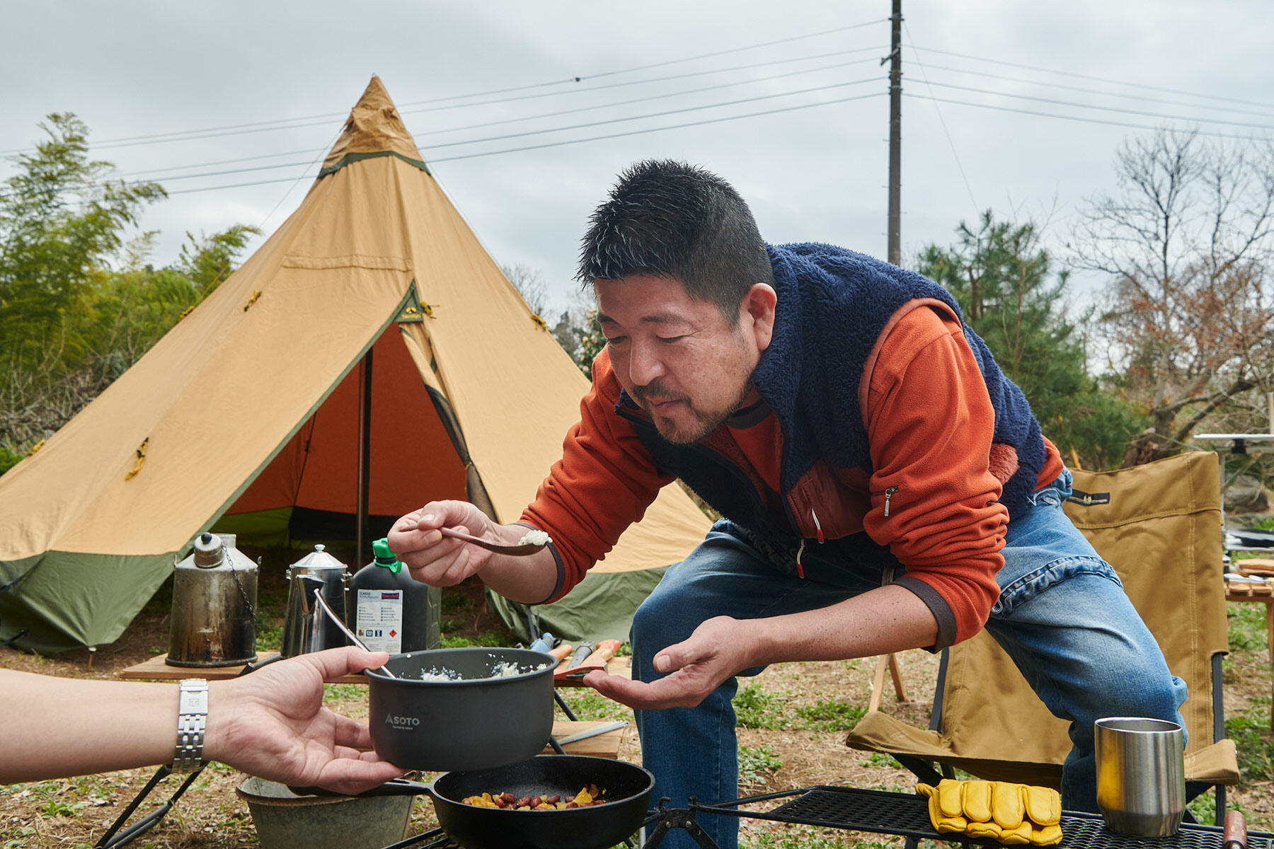 焚き火料理と焼酎。｜「美味しいアウトドア達人への道」第3回 | BE-PAL×dancyu “美味しいアウトドア達人”への道 | 【公式】dancyu  (ダンチュウ)