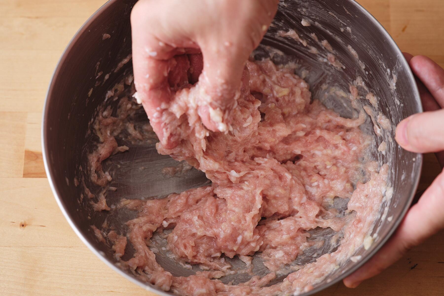 挽き肉を練る