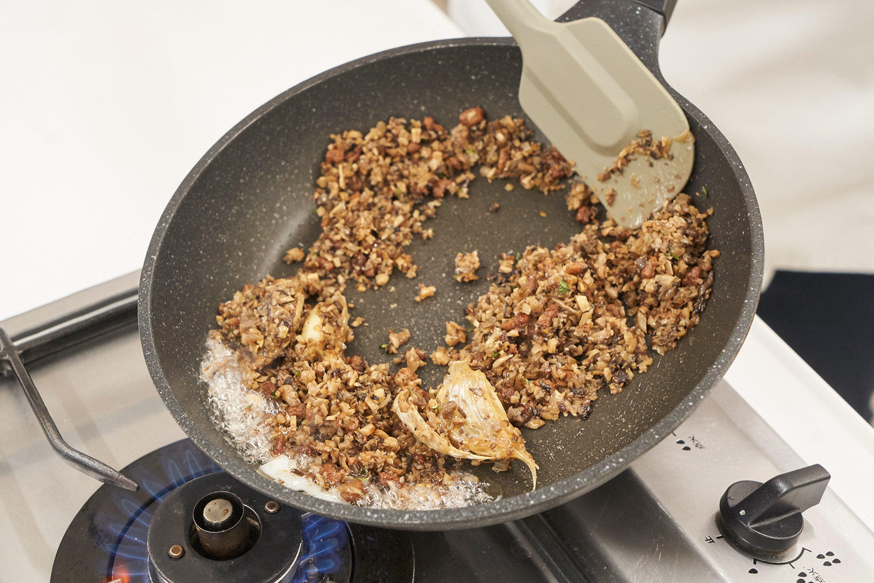 きのこのデュクセルをつくる