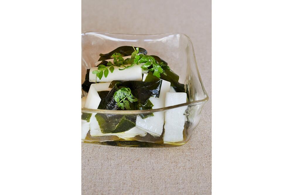 シャキッとサラダ感覚の“うどとわかめの和風サラダ”