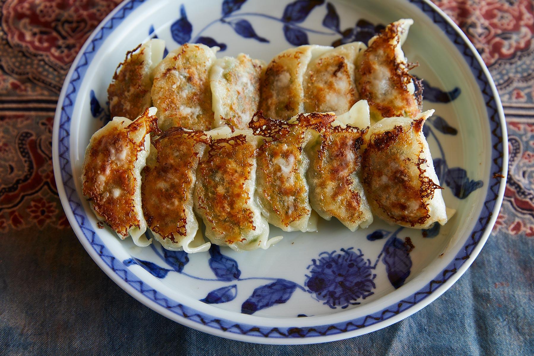 ほろ苦さと肉の旨味が調和した“菜の花餃子”