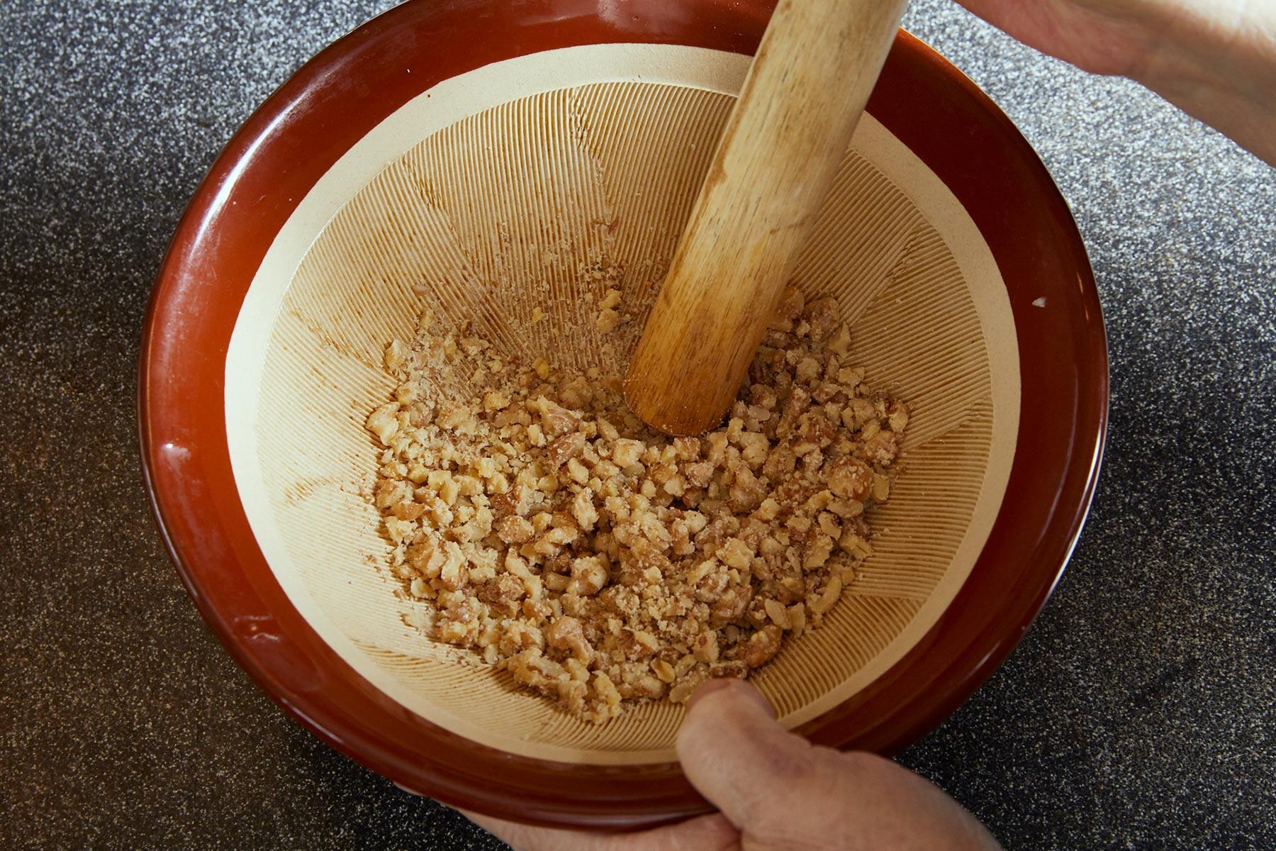 クルミをペースト状にする