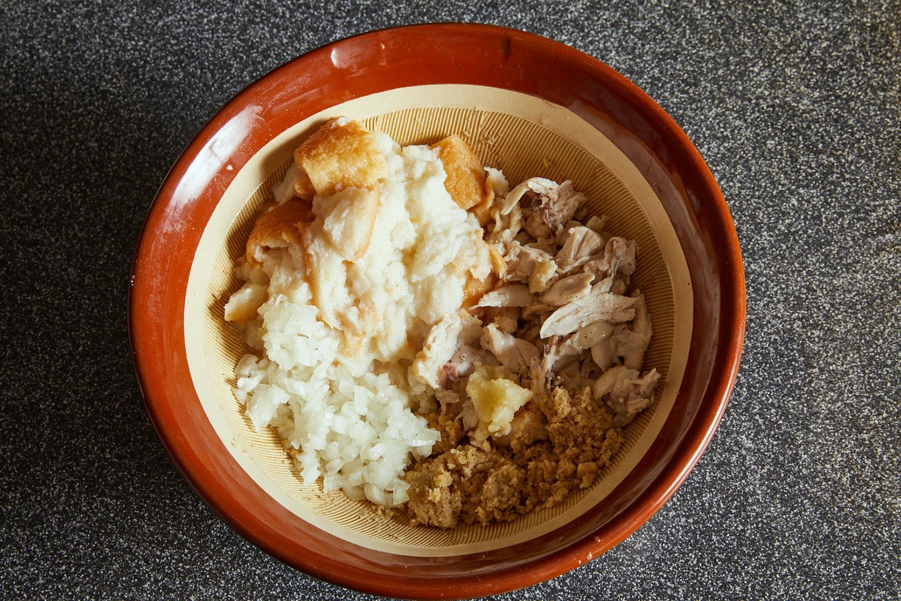 鶏肉とパンを加える