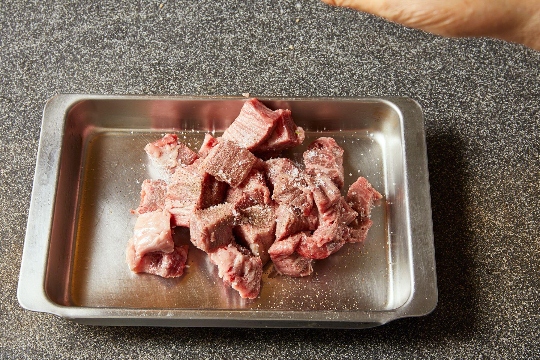 ミートシチューの下ごしらえ