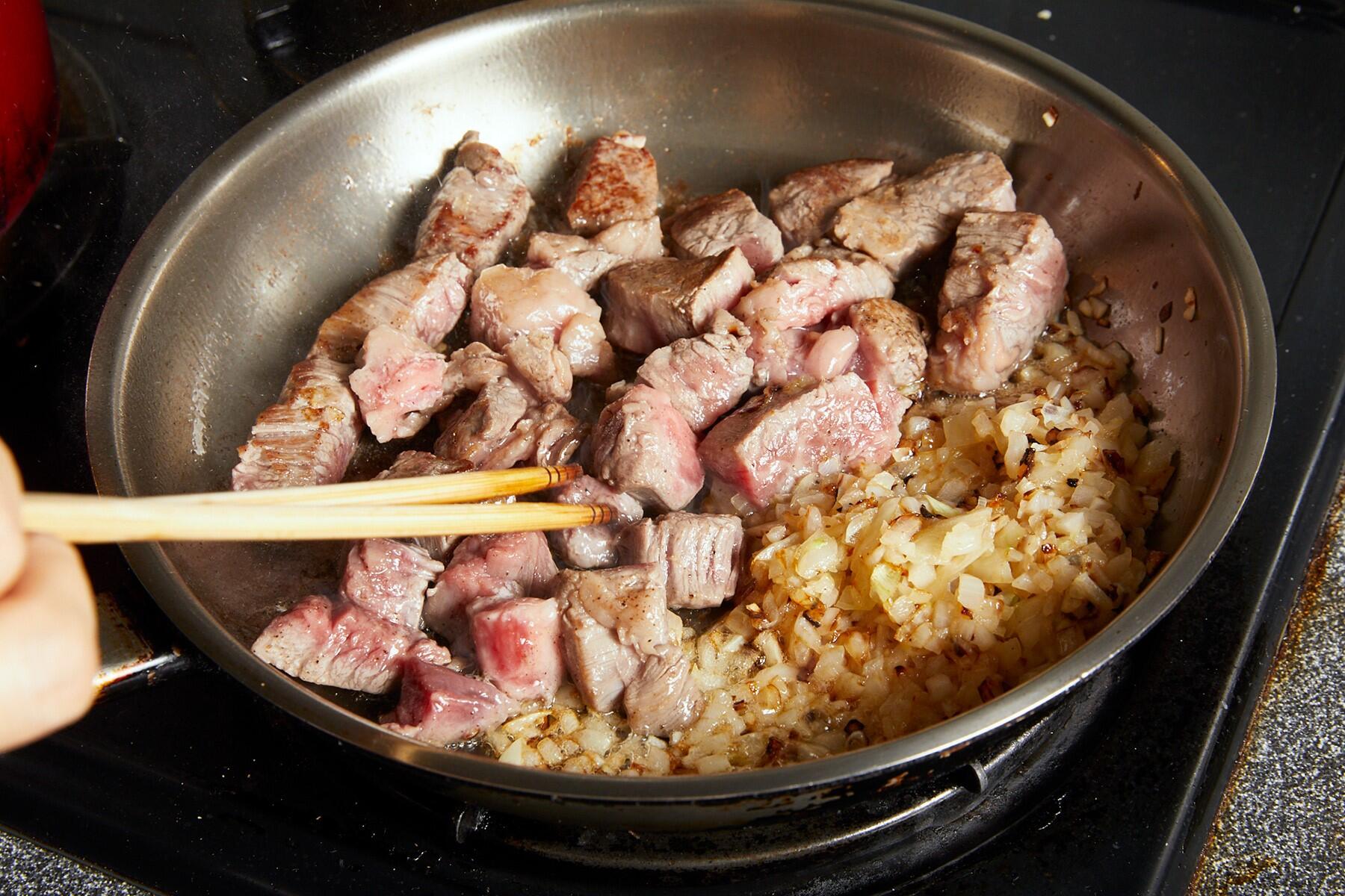 玉ねぎと牛肉を炒める