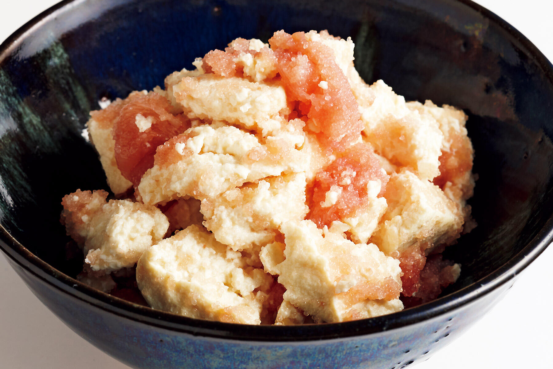 笑顔でボトルを持つ男性