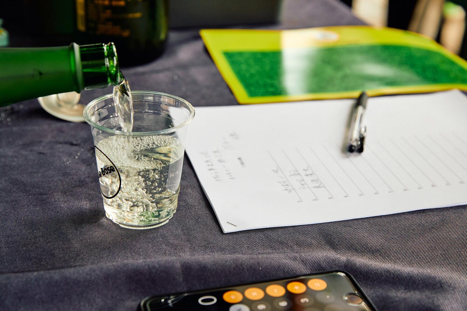 SakeBaseオリジナルカップへの注ぎ売り