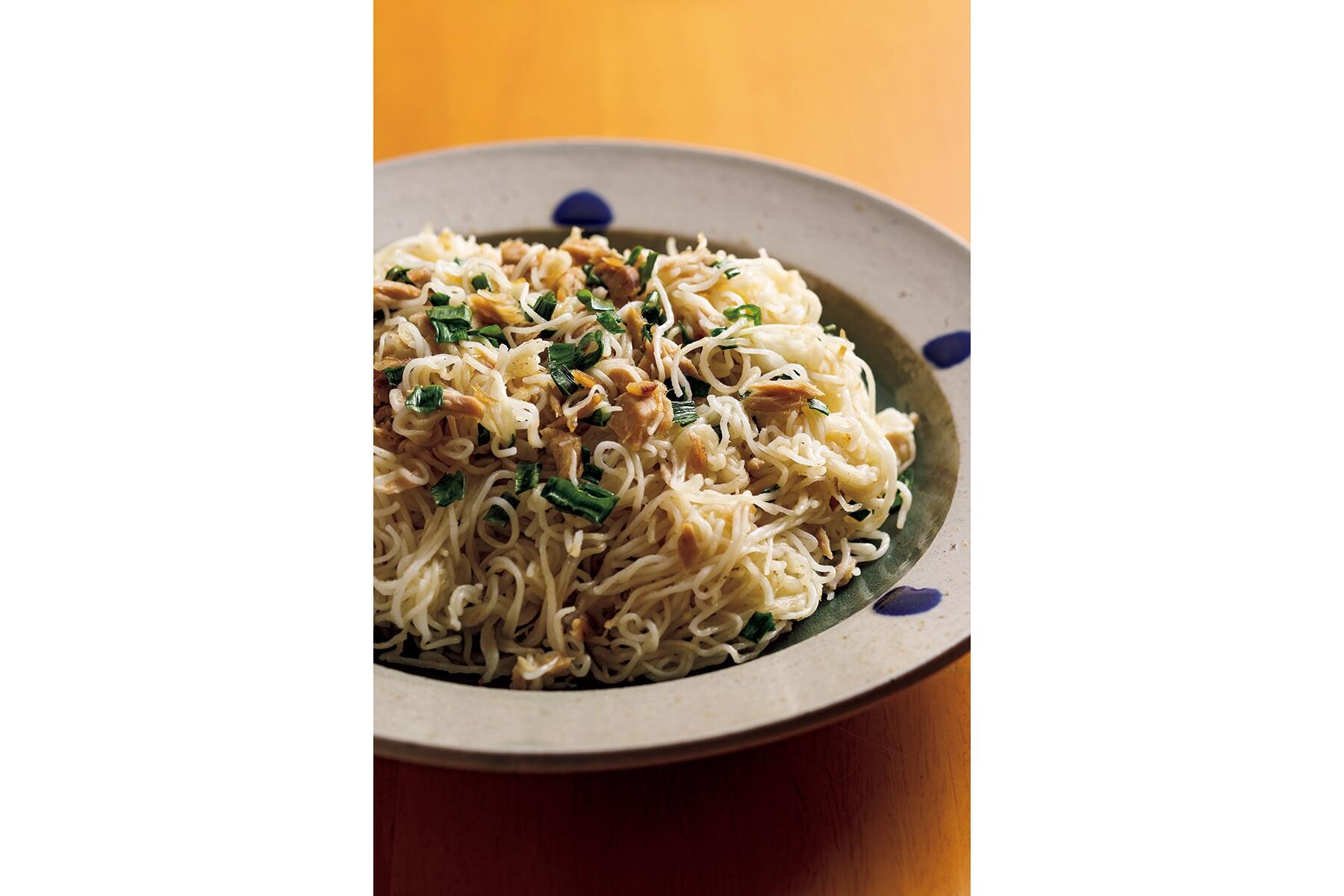 食べ慣れた素麺が新鮮な味になるツナとネギの“素麺プットゥルー”