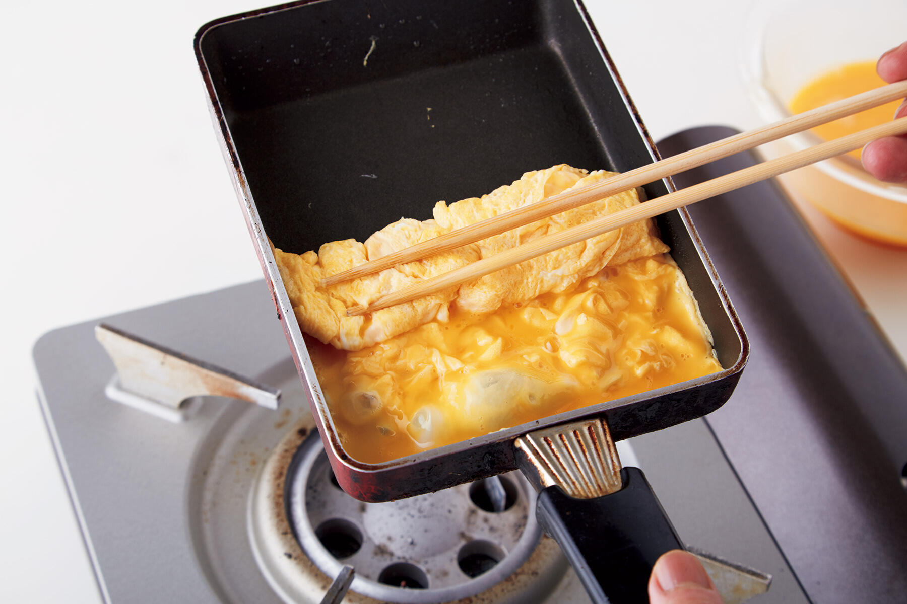 卵液の1/4量を火にかける