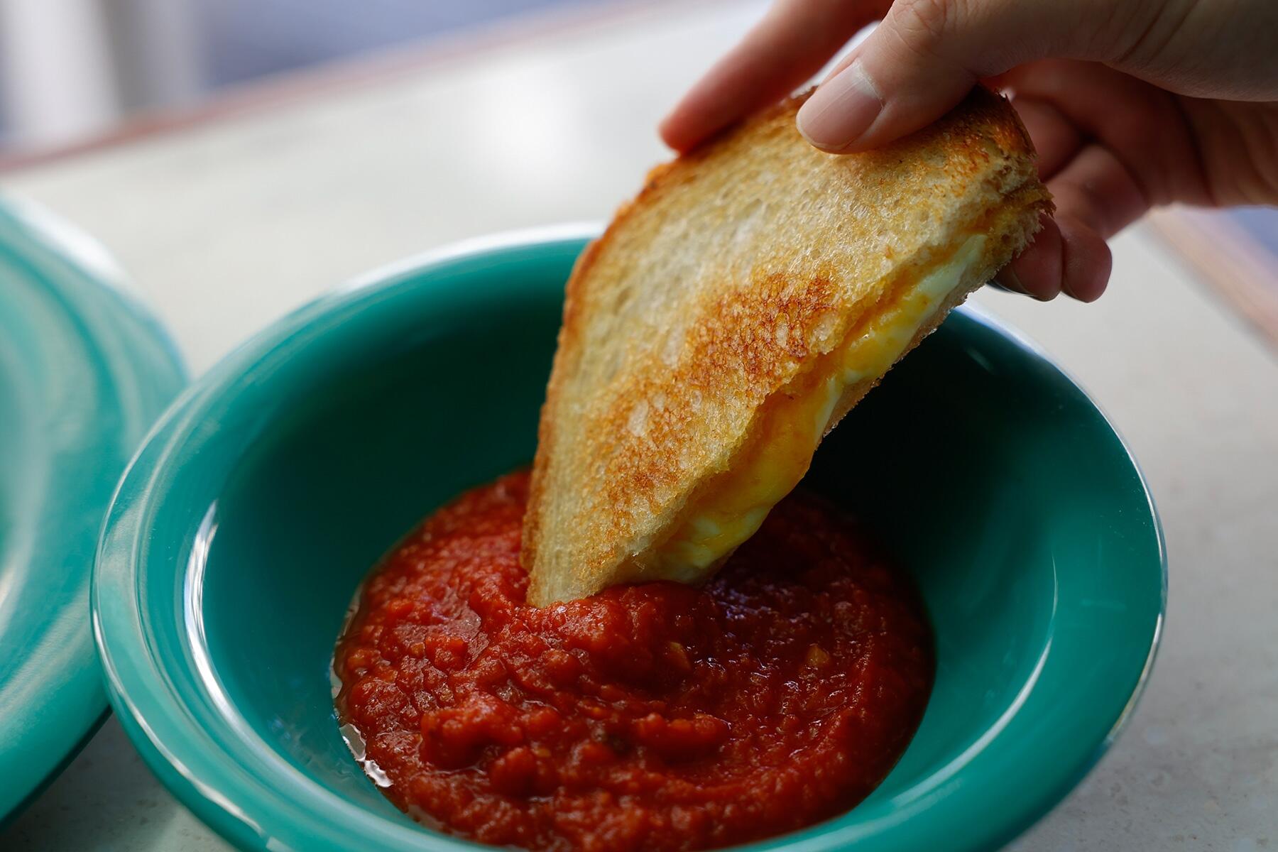 トマトソースの旨さに驚く“ディップ イン トマトソース グリルドチーズサンド”