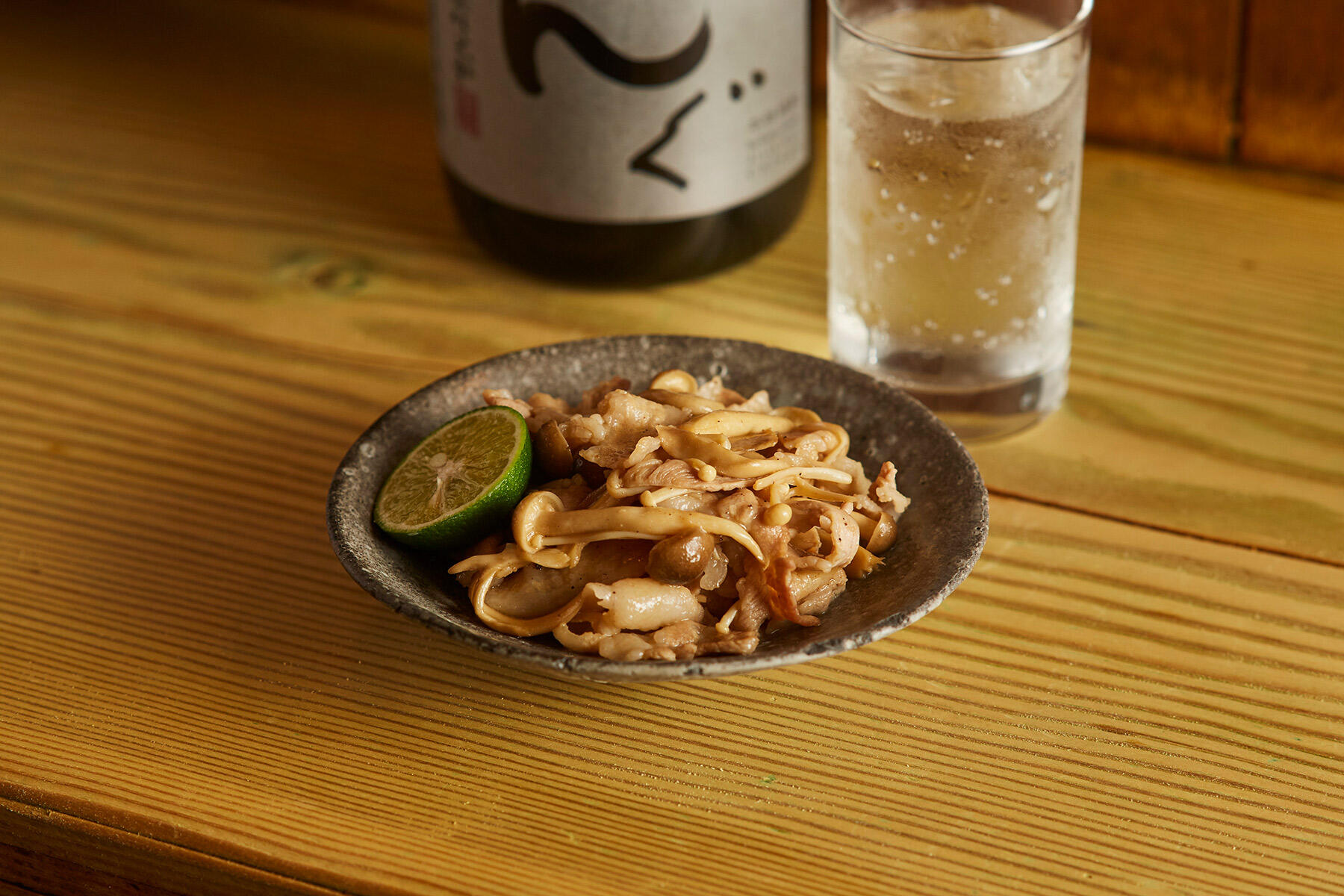 濃厚で旨味たっぷり“豚ばら肉ときのこのバターポン酢炒め”