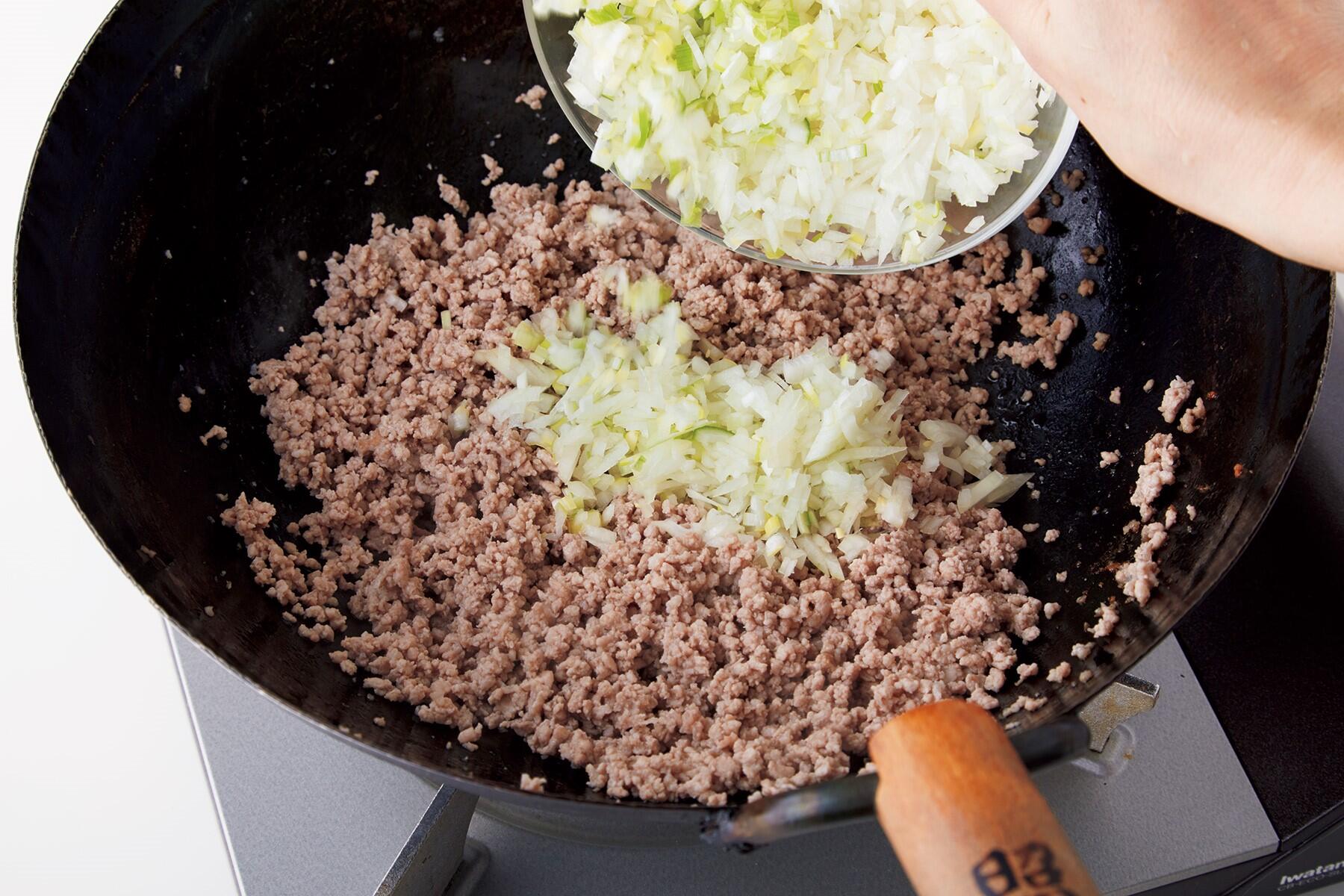 ねぎと生姜を加える