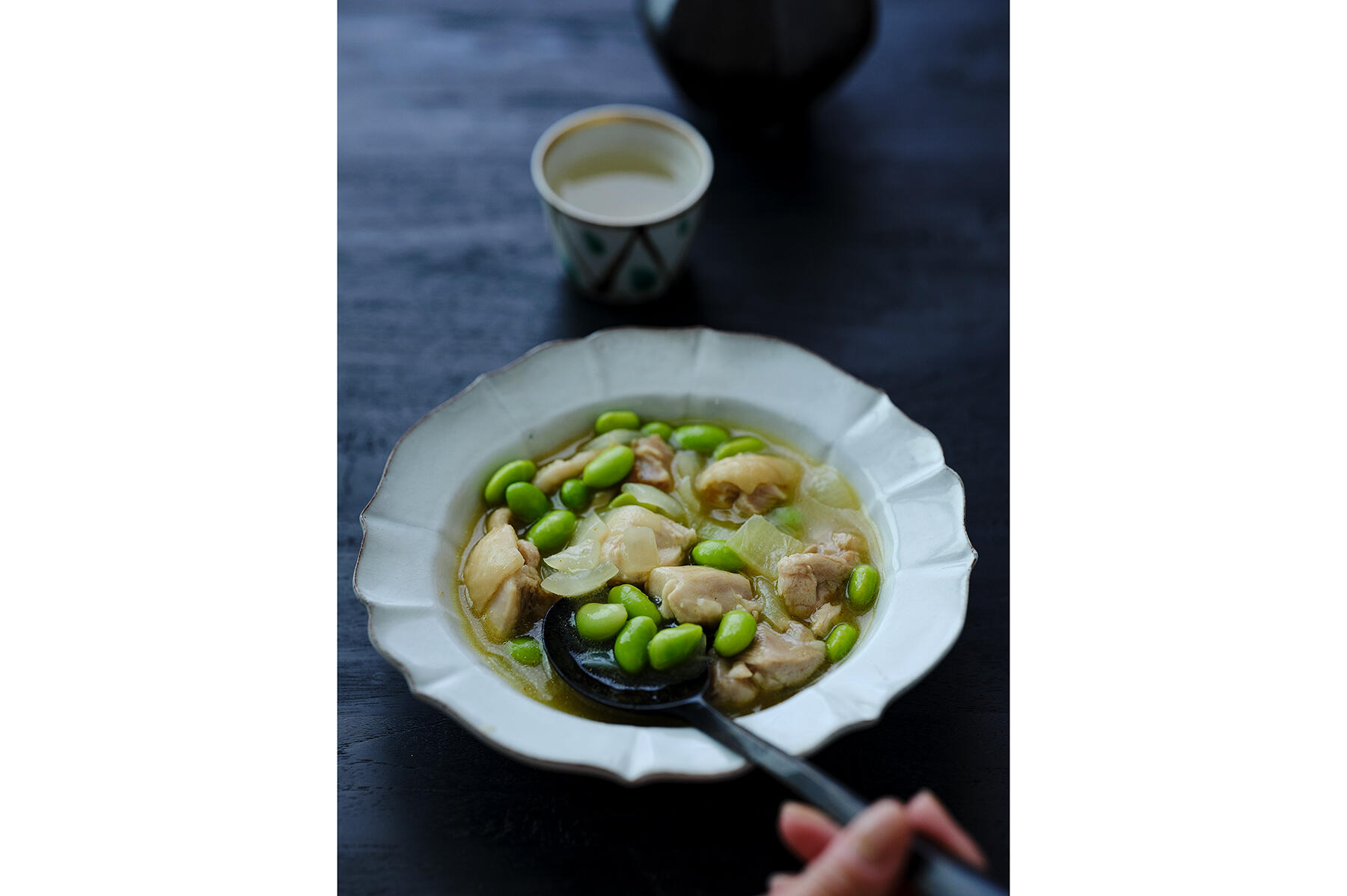 食欲を刺激する“枝豆と鶏のカレー風味スープ”