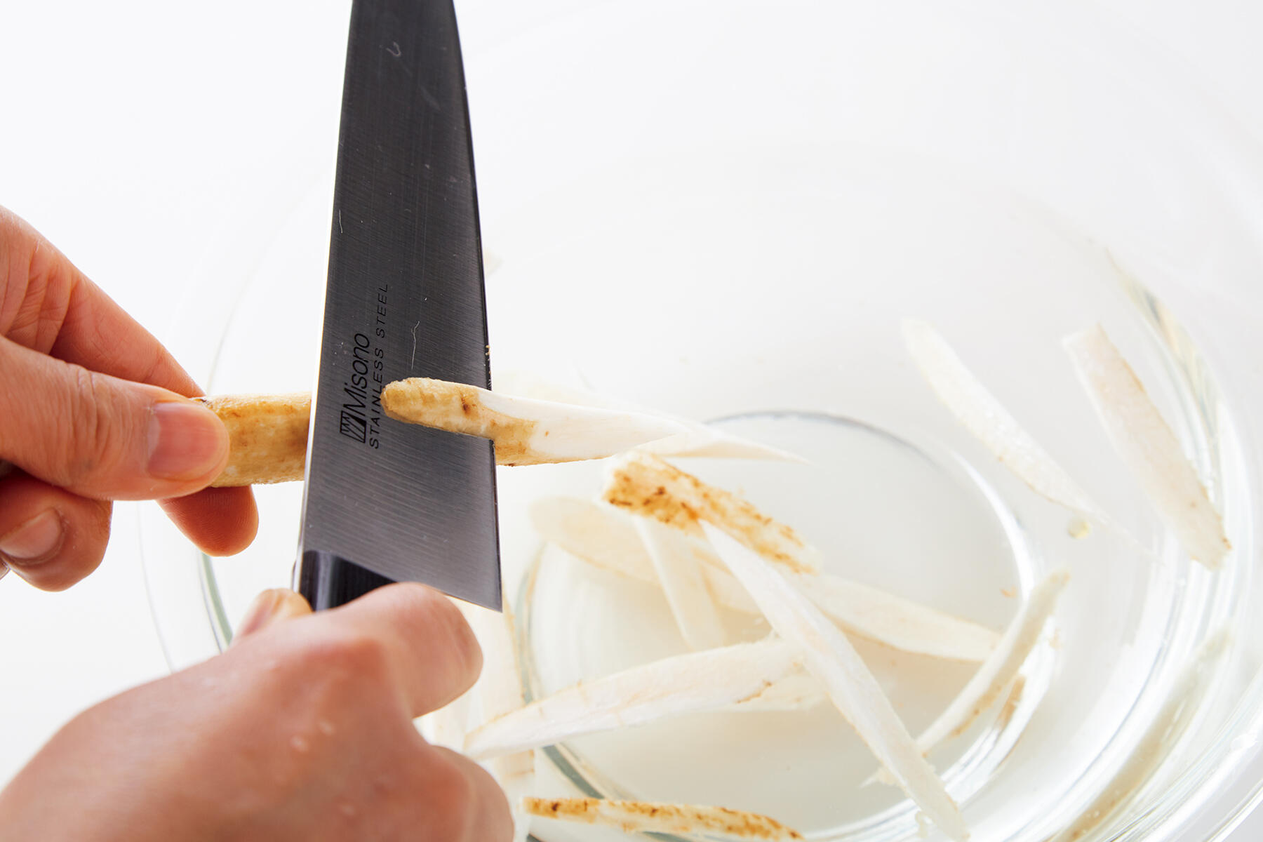 ごぼうをカットする