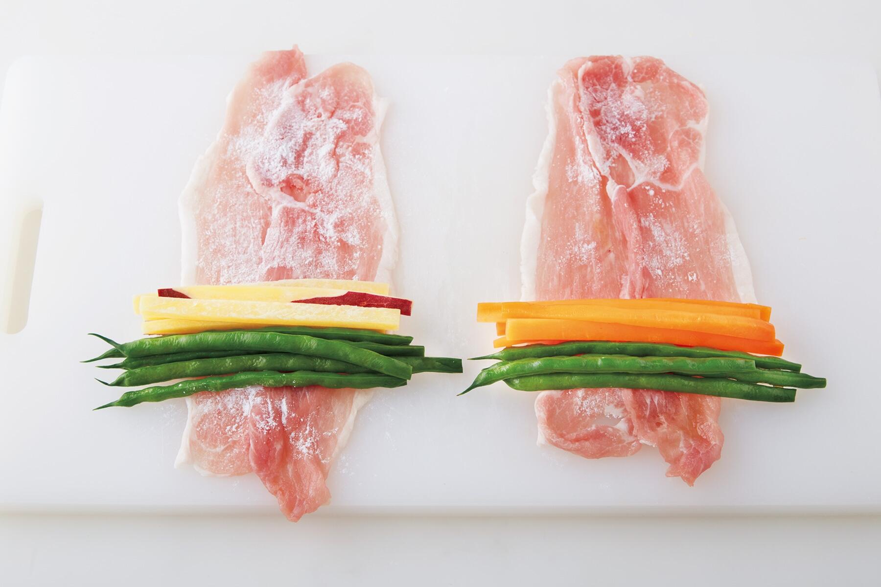 肉に野菜をのせる