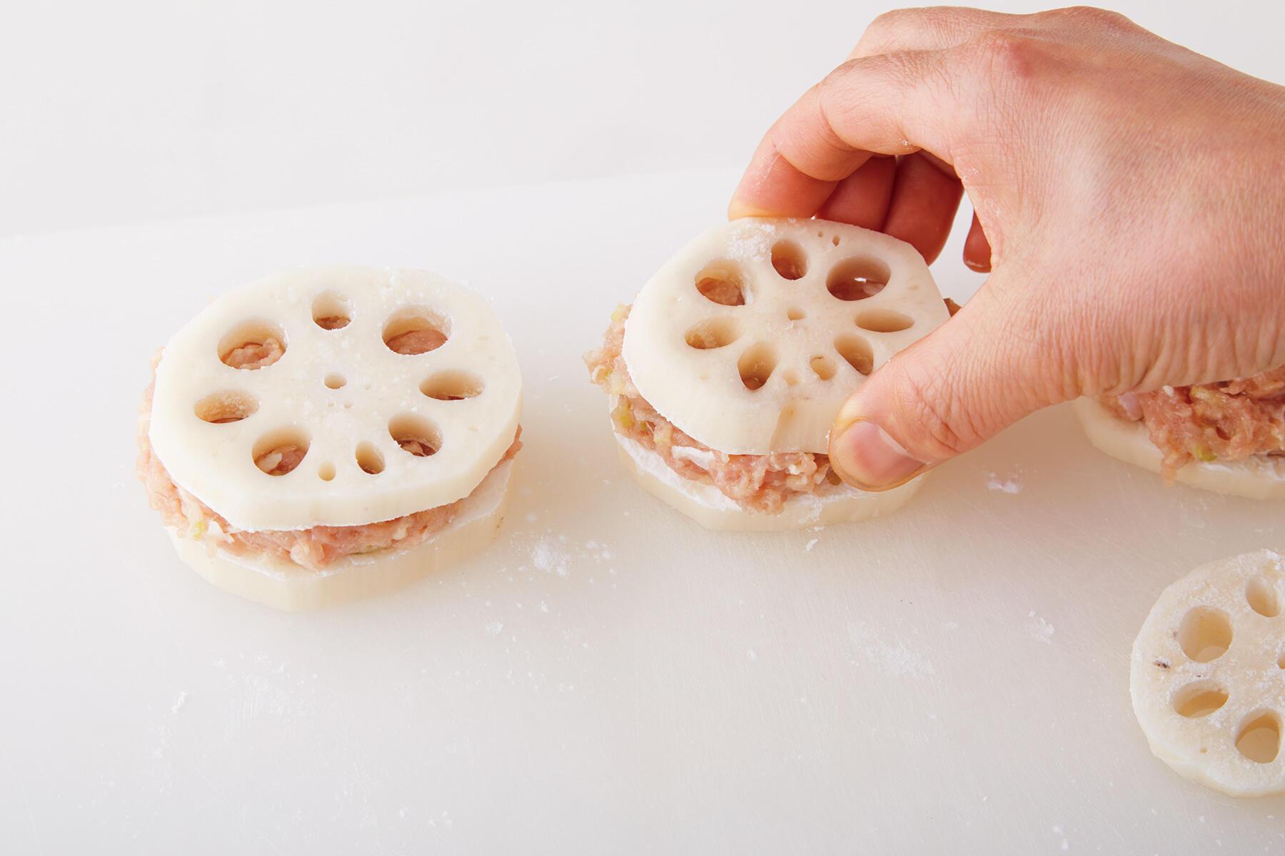 挽き肉だねを挟む