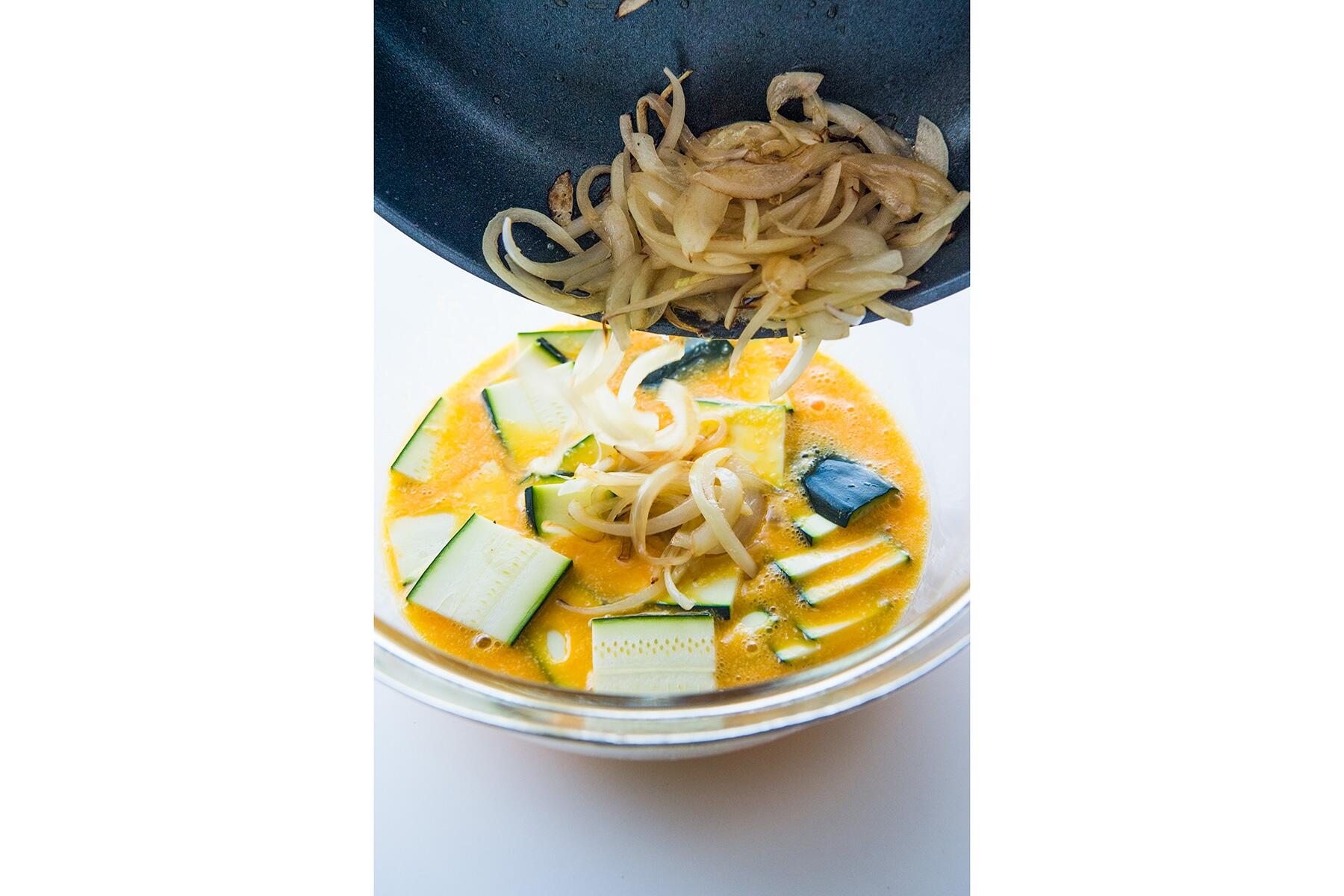 具材の野菜を炒める