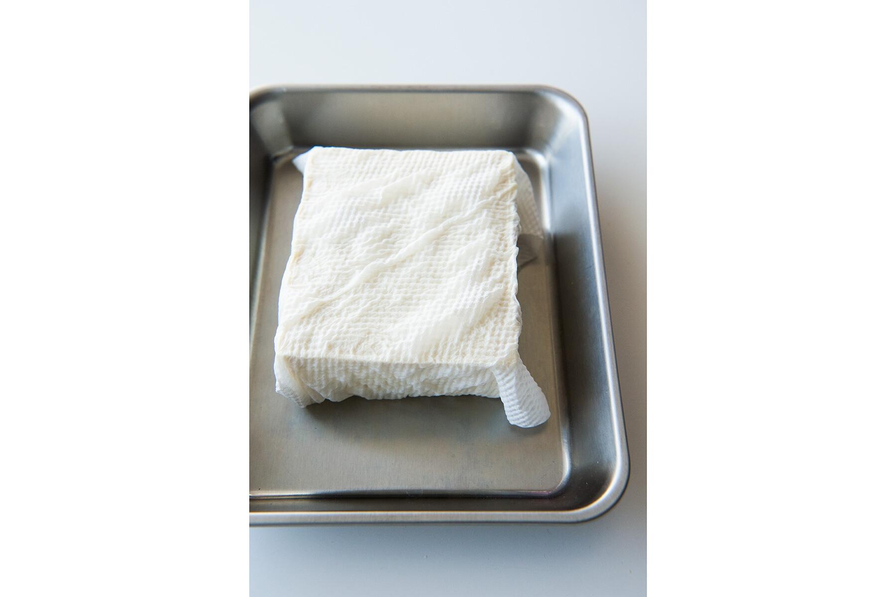 豆腐を水切りする