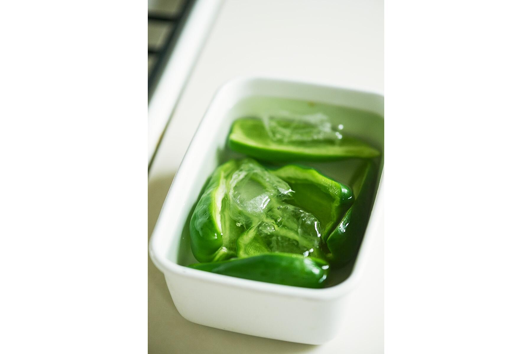 ピーマンの下ごしらえ