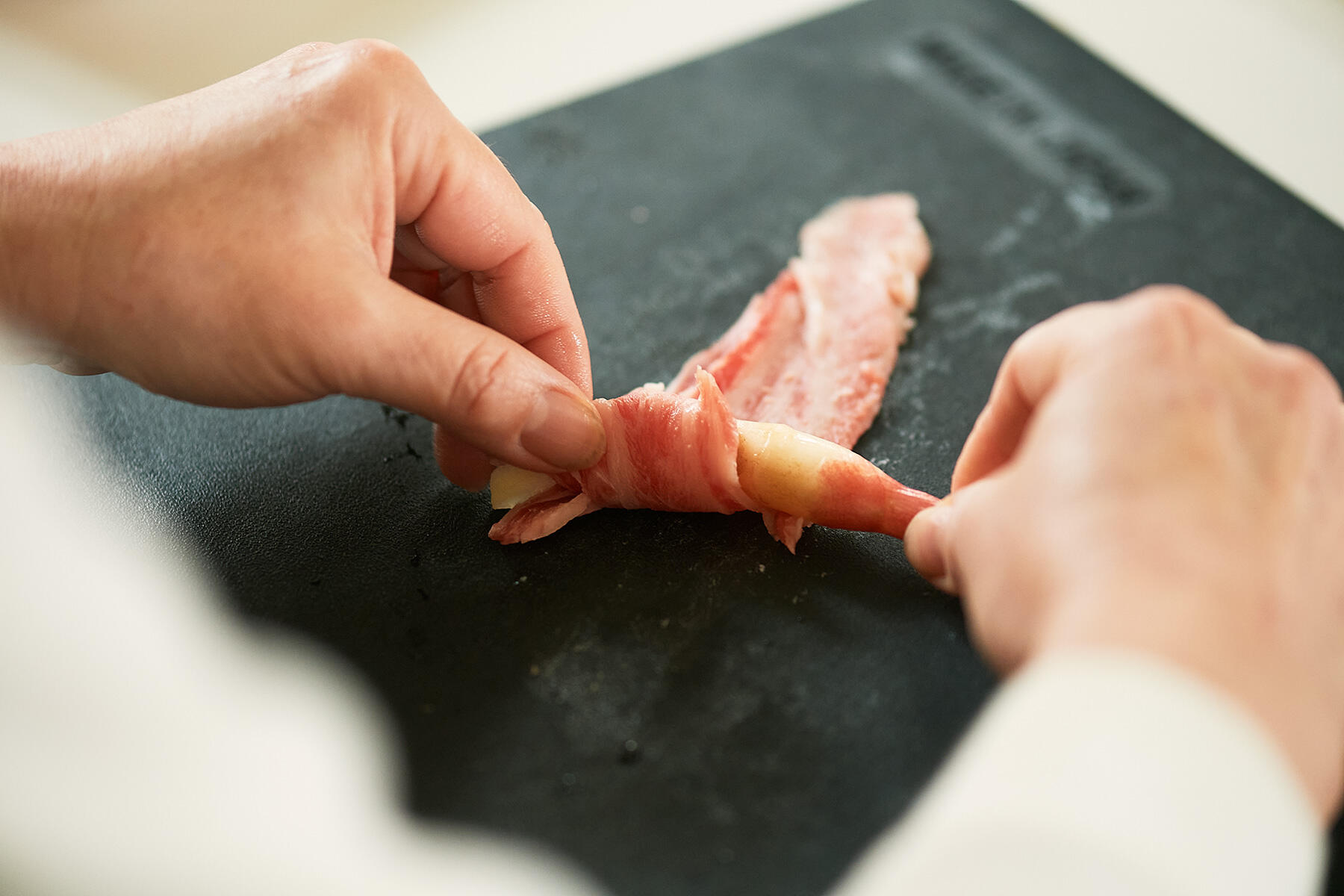 牛肉を巻きつけ焼く