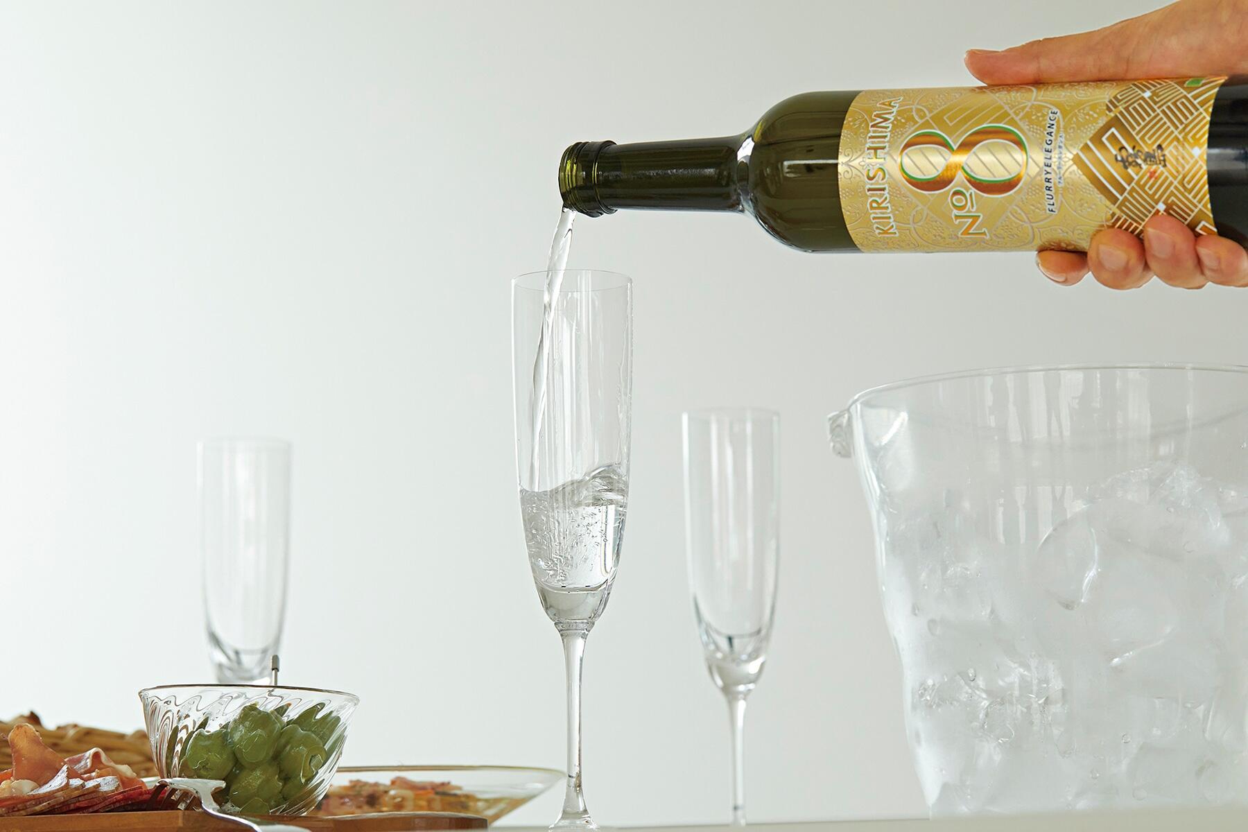 グラスに注ぐ様子