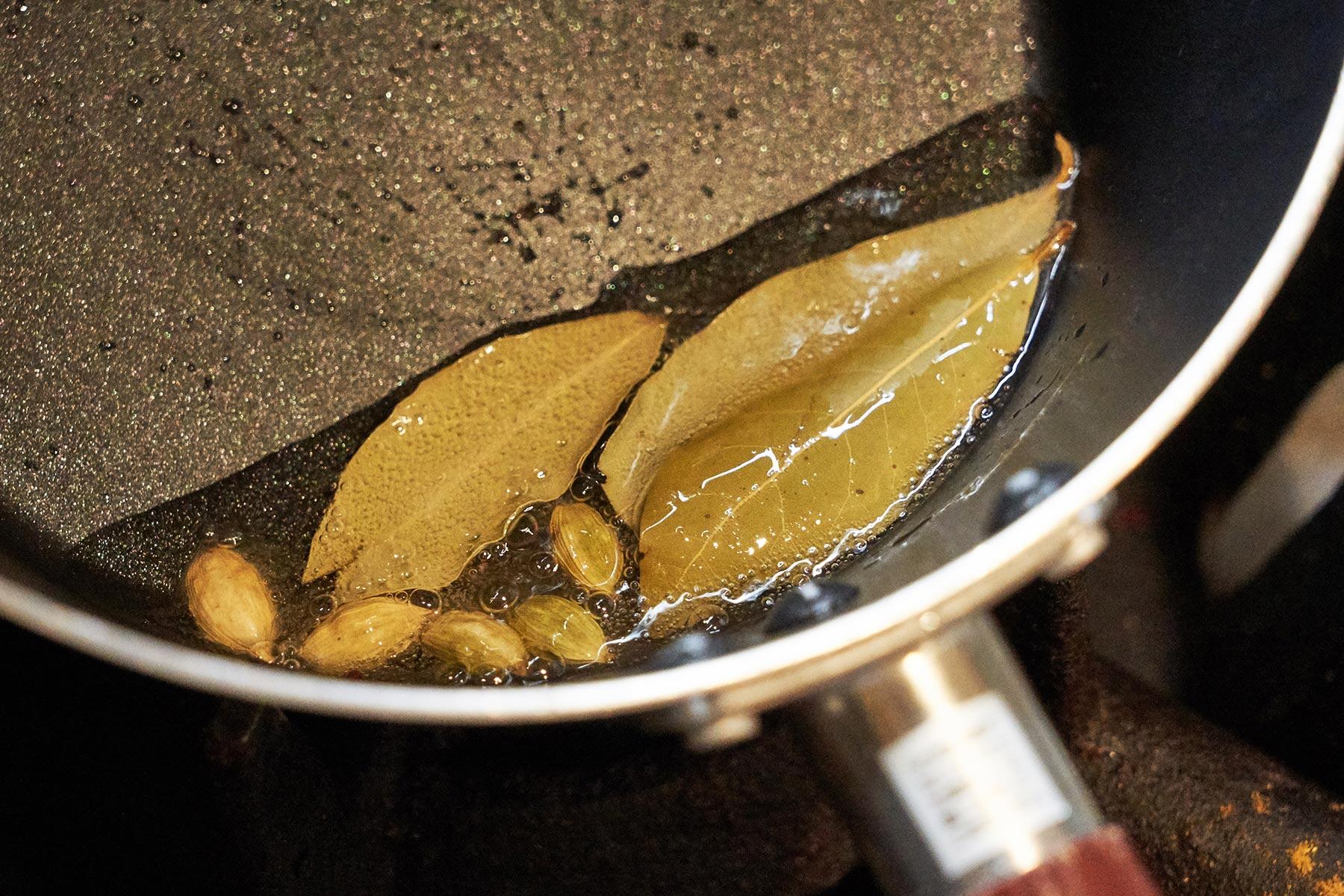 ホールスパイスをテンパリングし、具を炒める