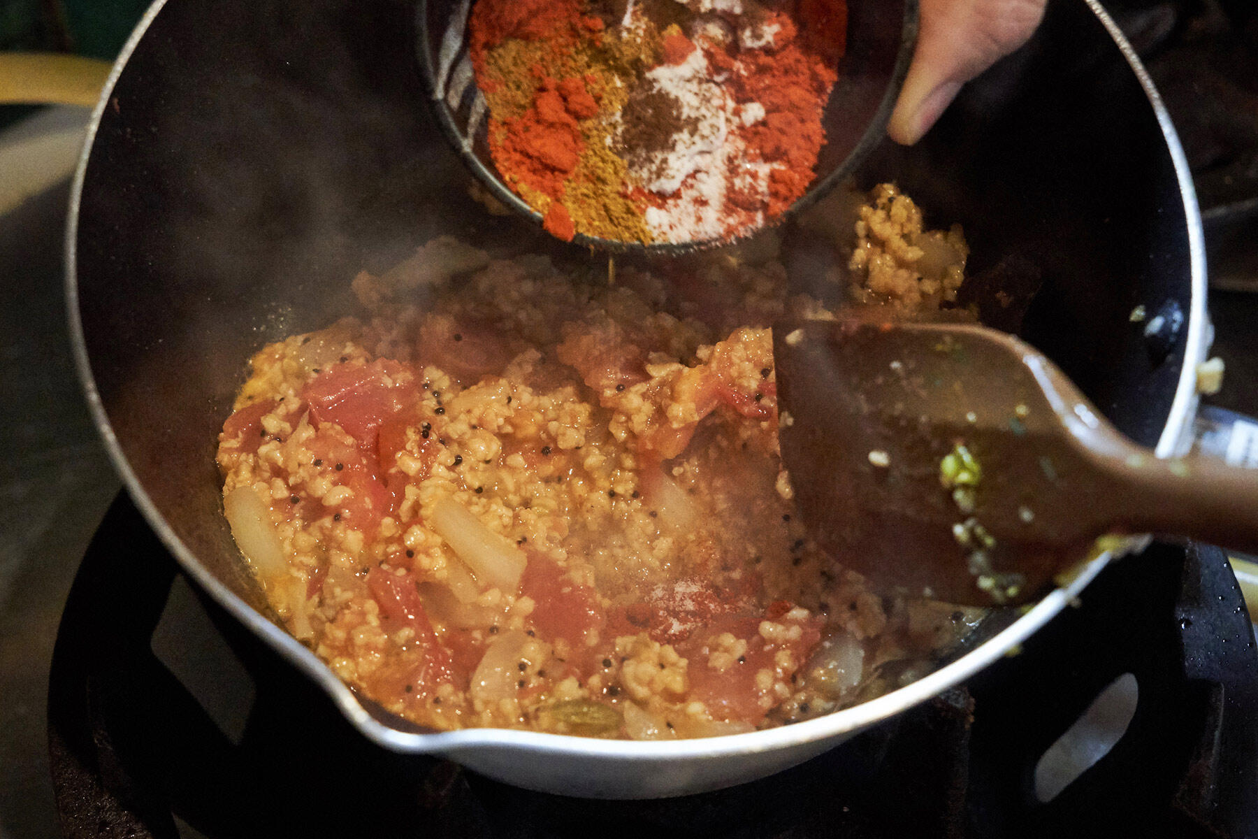 パウダースパイスを加えて、軽く煮る