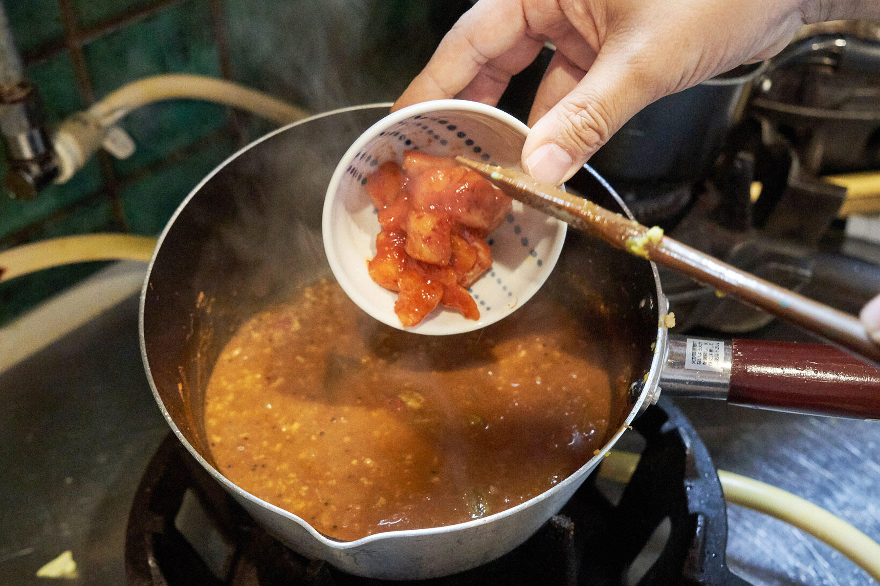 パウダースパイスを加えて、軽く煮る