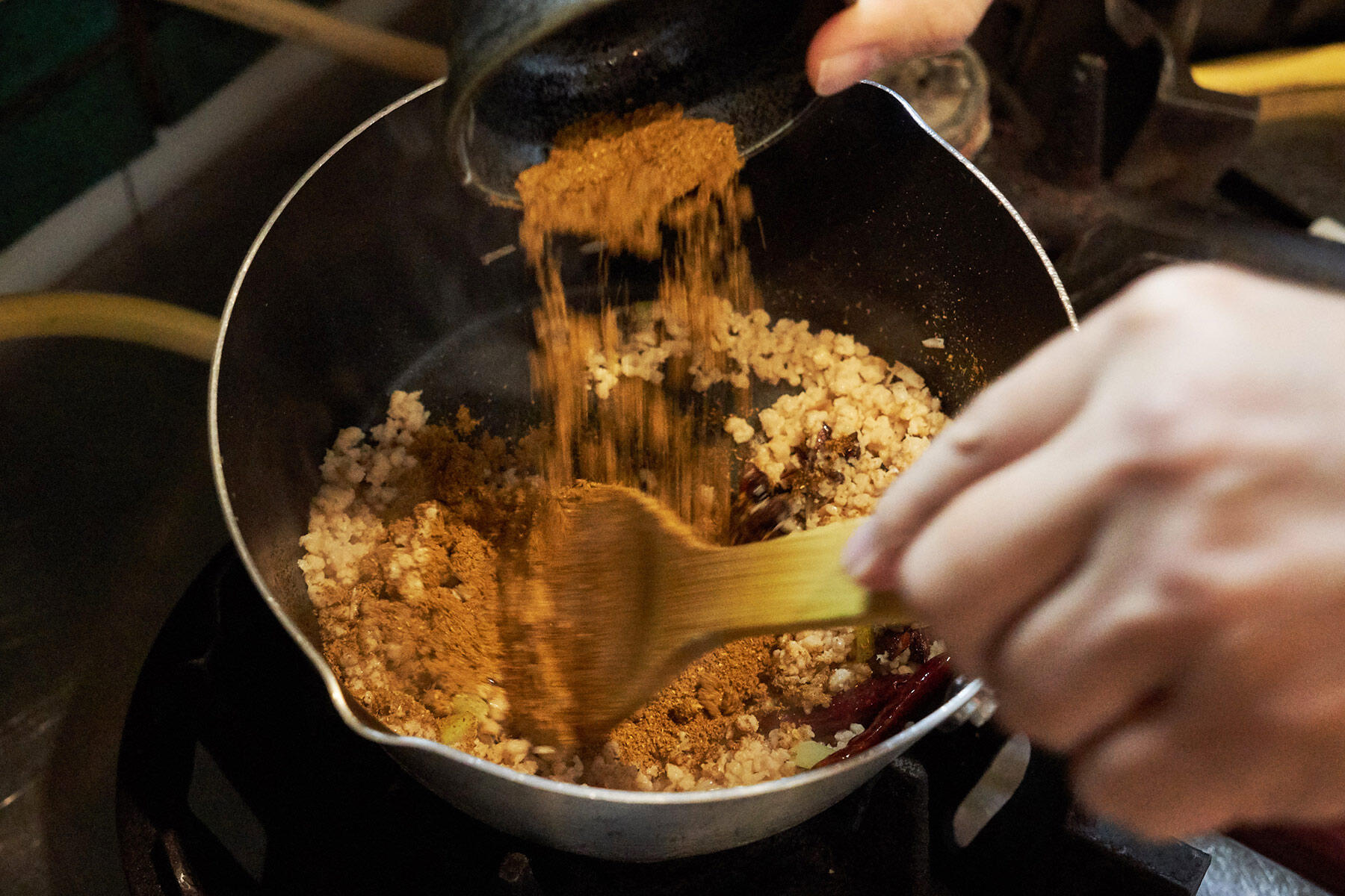 パウダースパイスを加え、豆腐を煮る