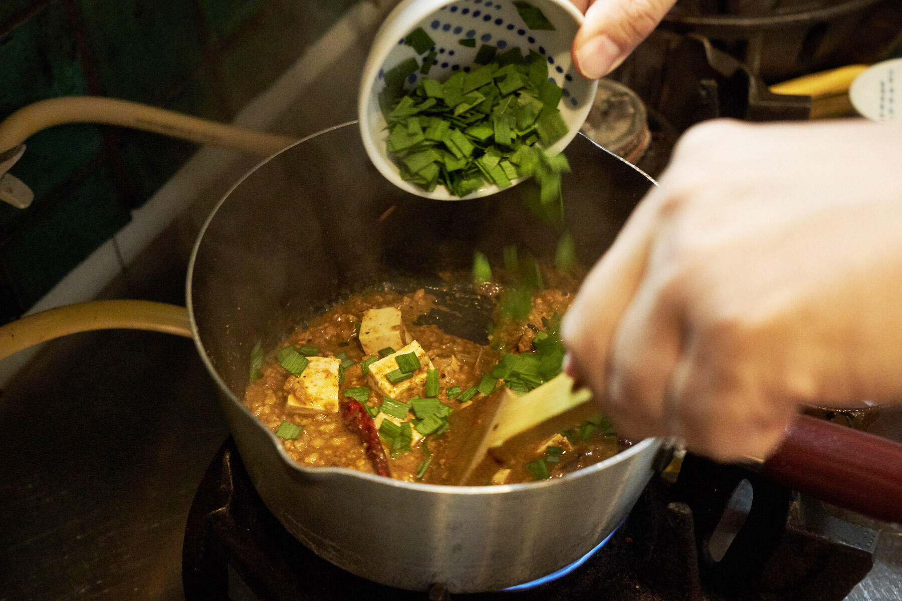 パウダースパイスを加え、豆腐を煮る