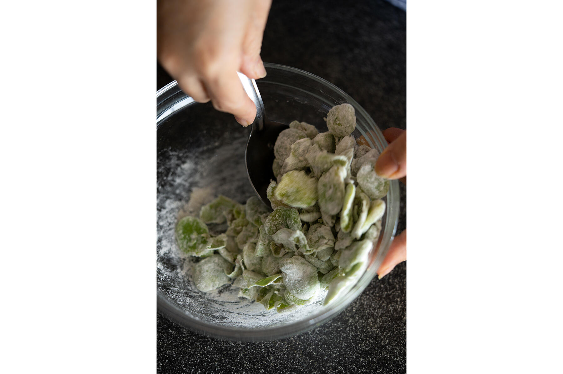 小麦粉をまぶす