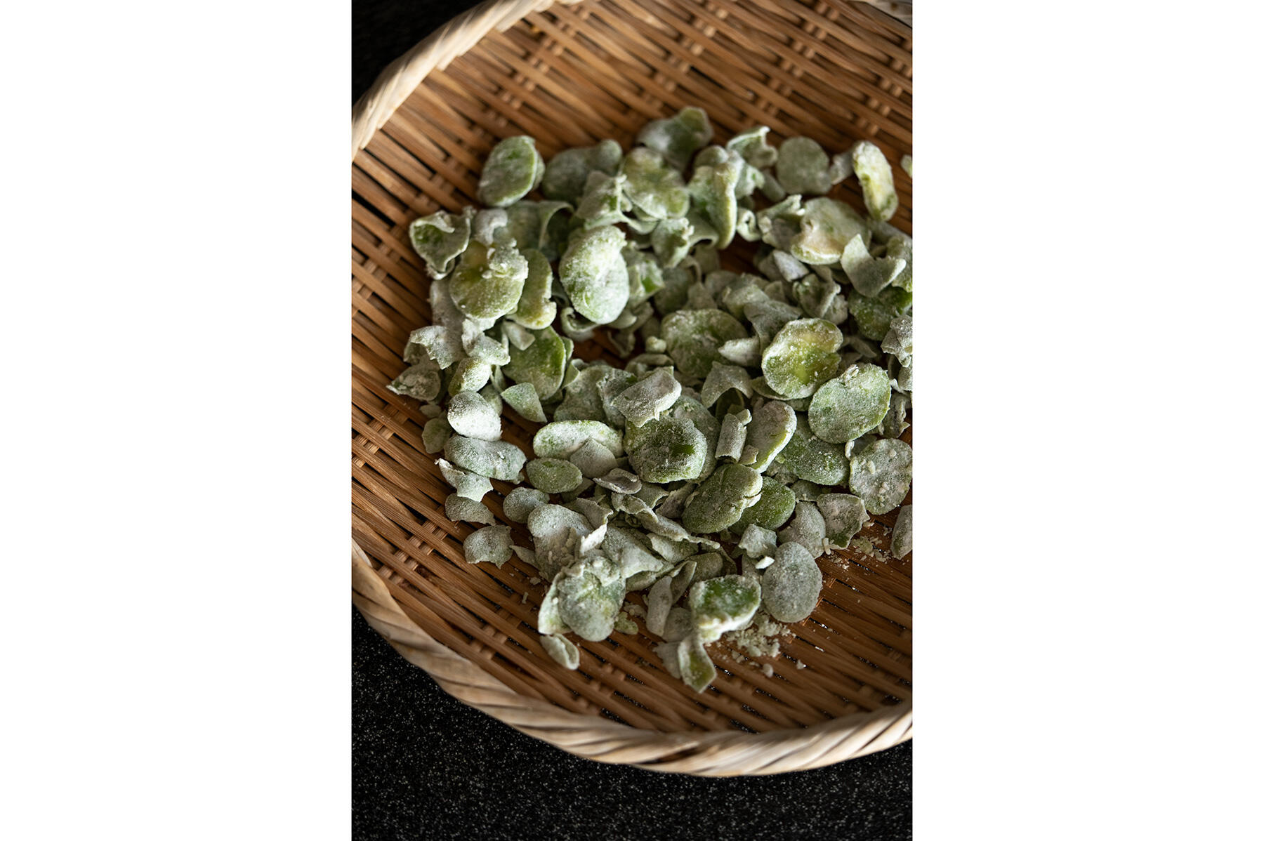 盆ザルに広げる