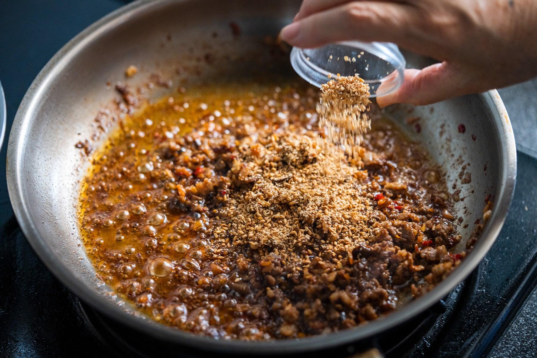 調味料を混ぜる