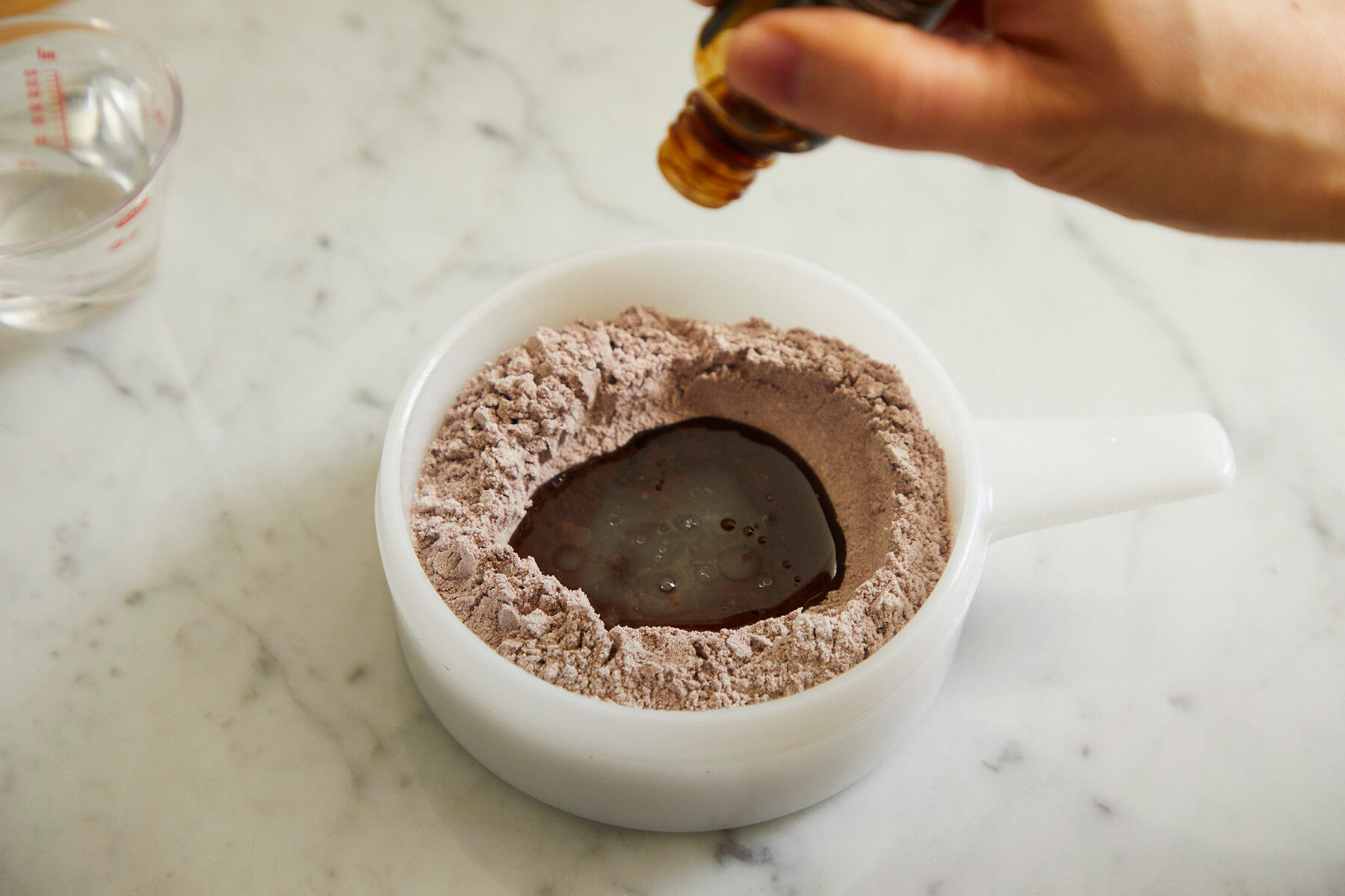 油、レモン汁、バニラオイルを加える