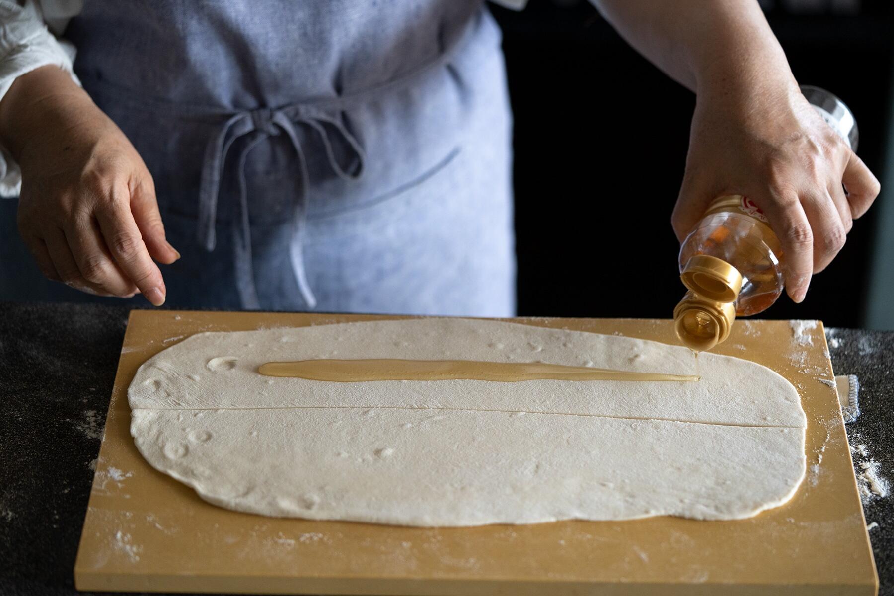 手打ち麺の生地に油を塗る
