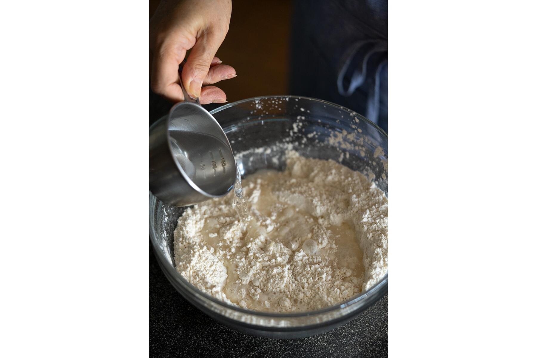 ぬるま湯と塩を加える