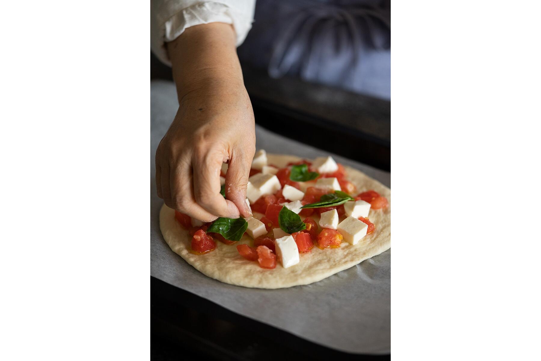 チーズとバジルをのせる