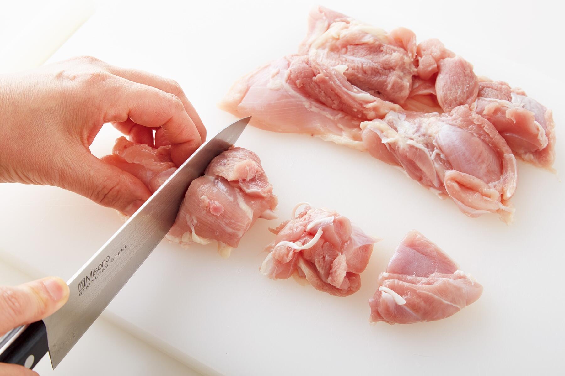 鶏肉をカットする