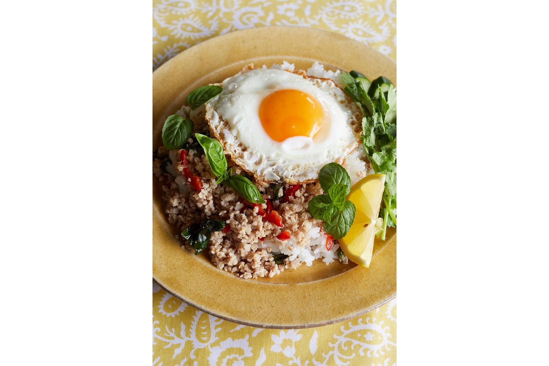 ピリッと辛いさっぱり肉味噌でつくる“ガパオライス”