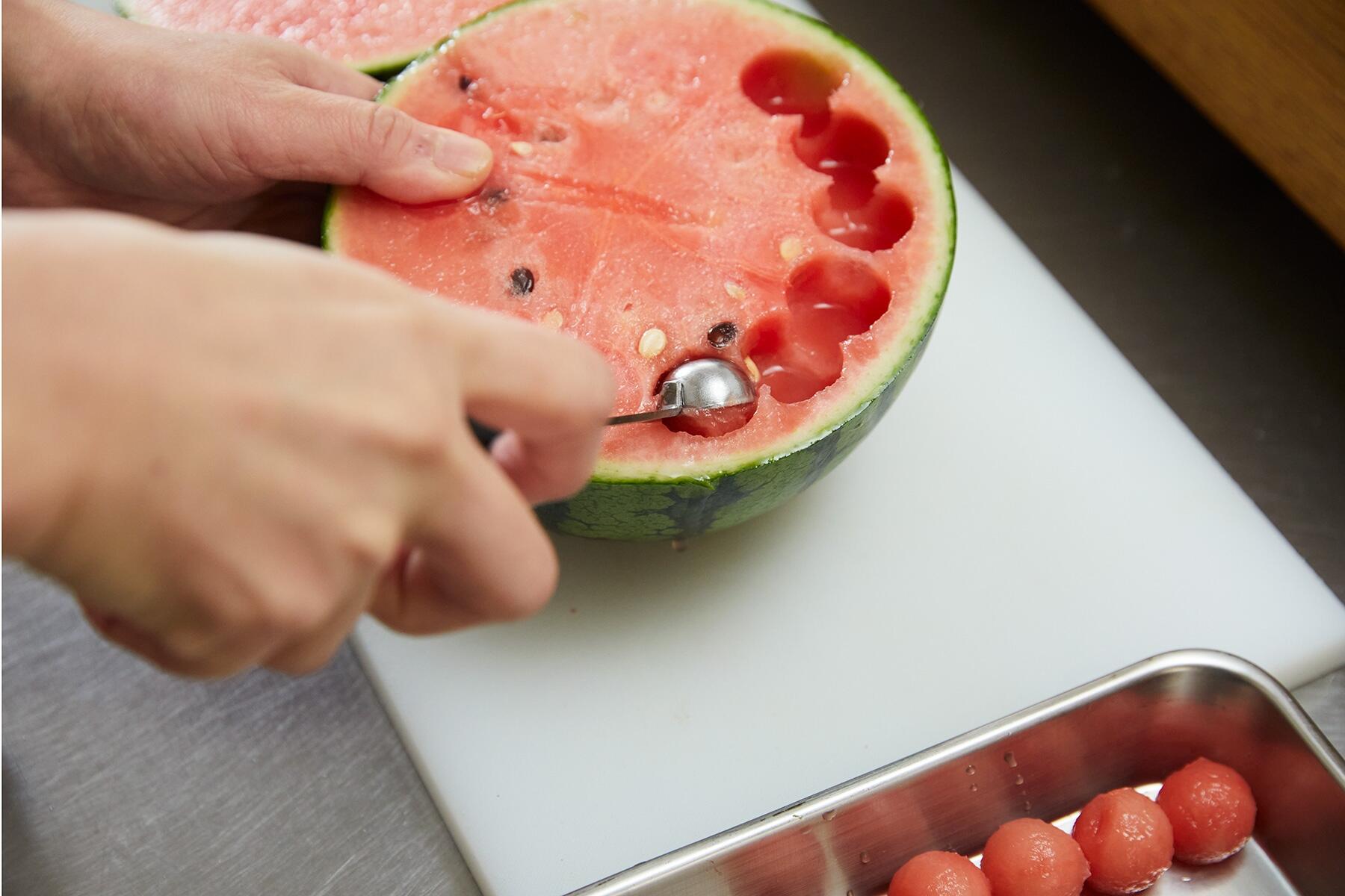 すいかをくりぬく