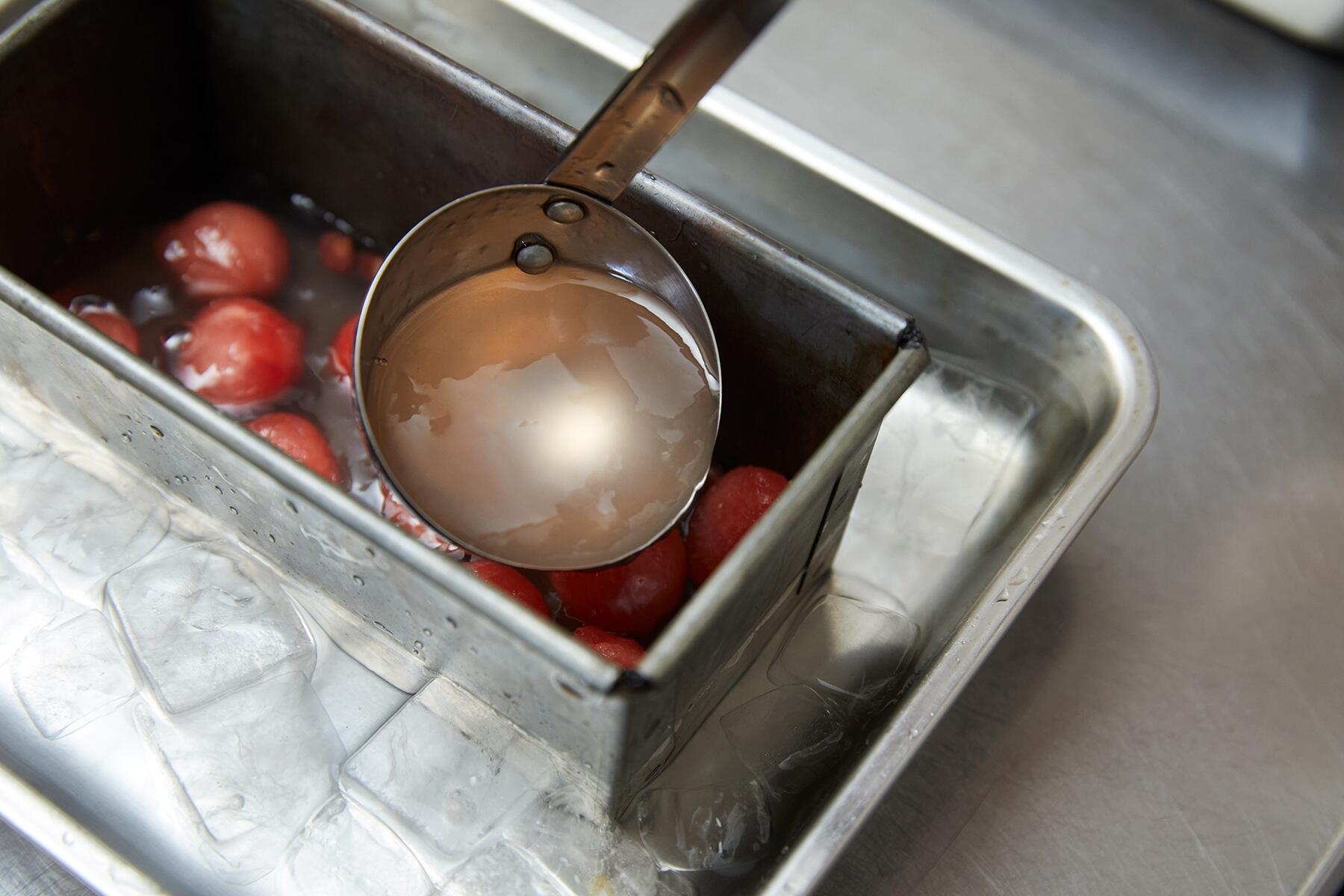 すいかとあずきを入れる