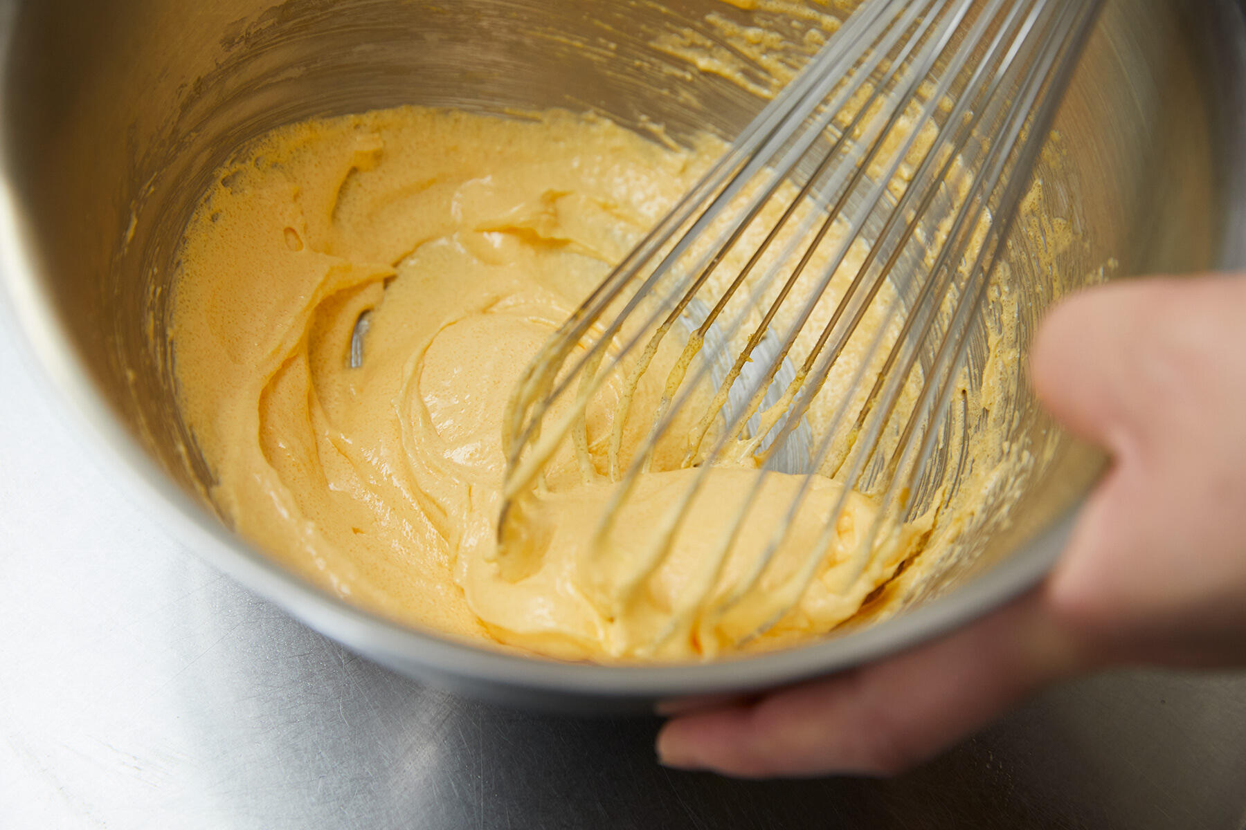 卵黄を泡立てる