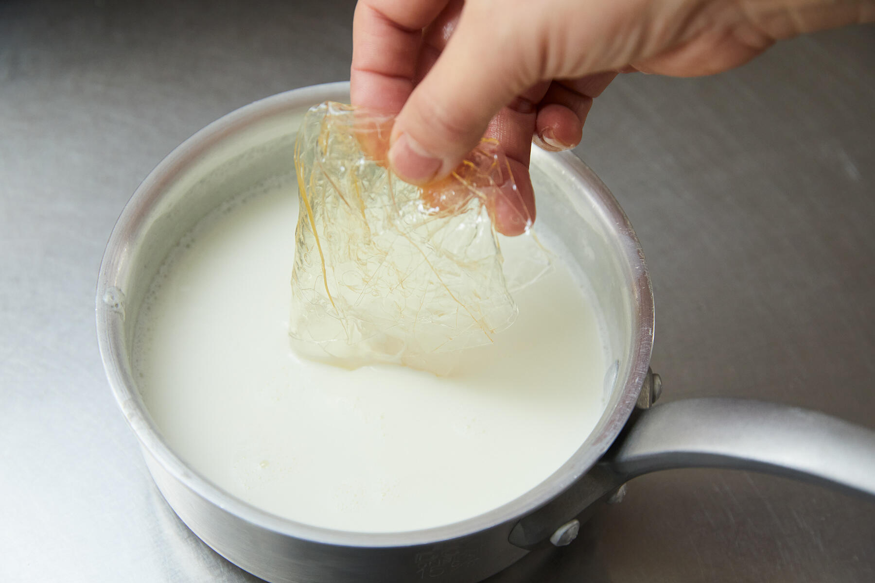 ゼラチンを牛乳に溶かす