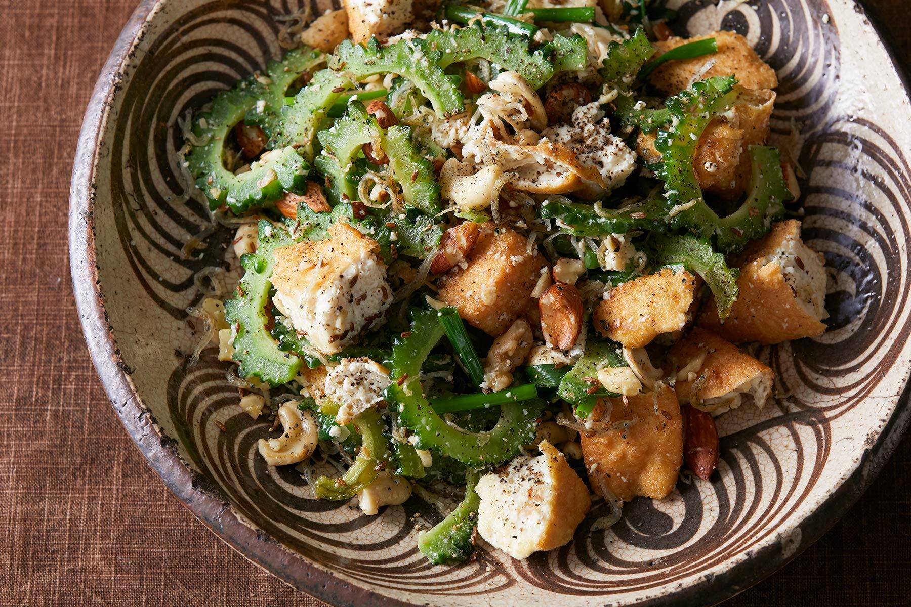 食感が良く旨味豊かな“ゴーヤーとじゃこナッツのチャンプルー”