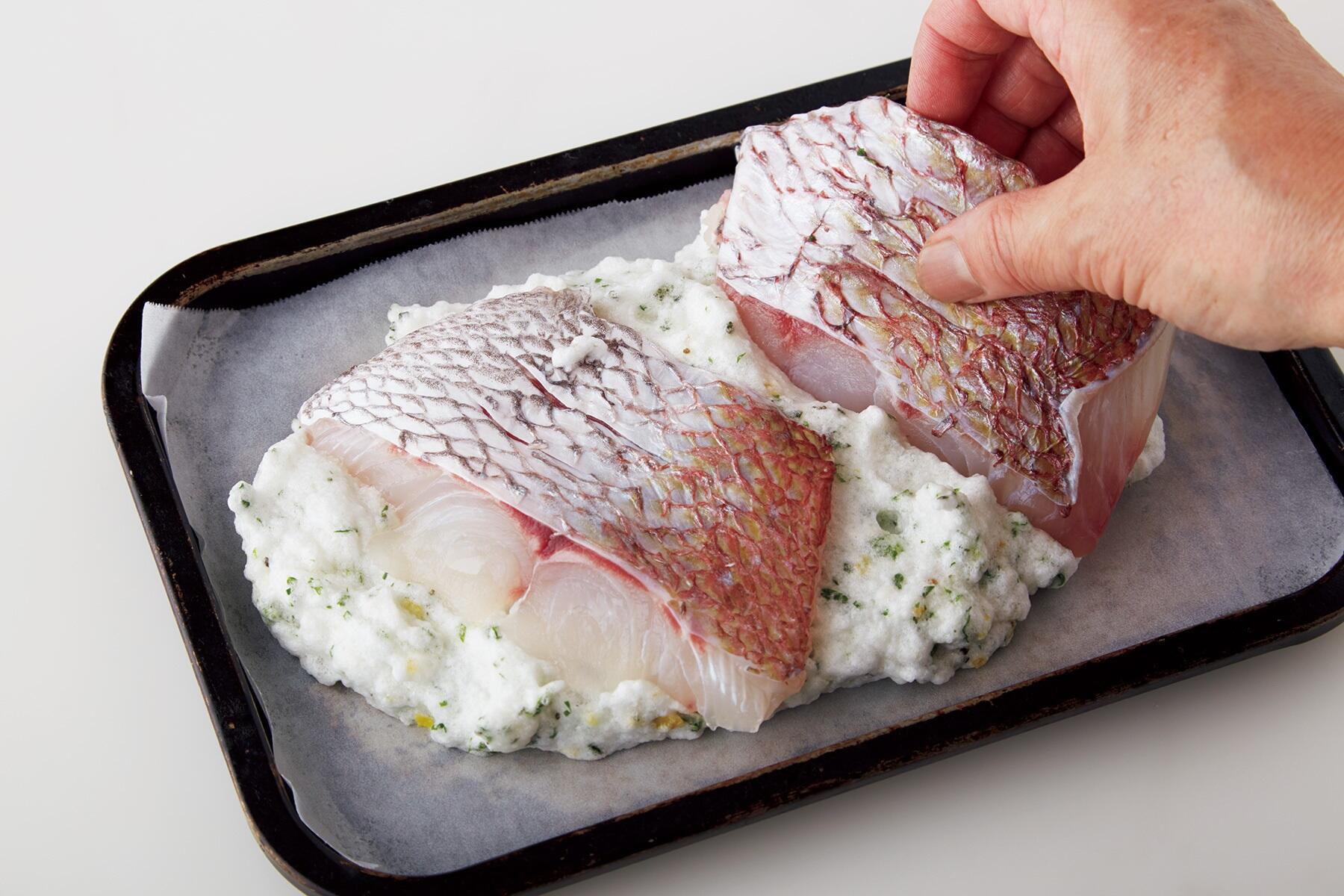 天板に鯛を並べる