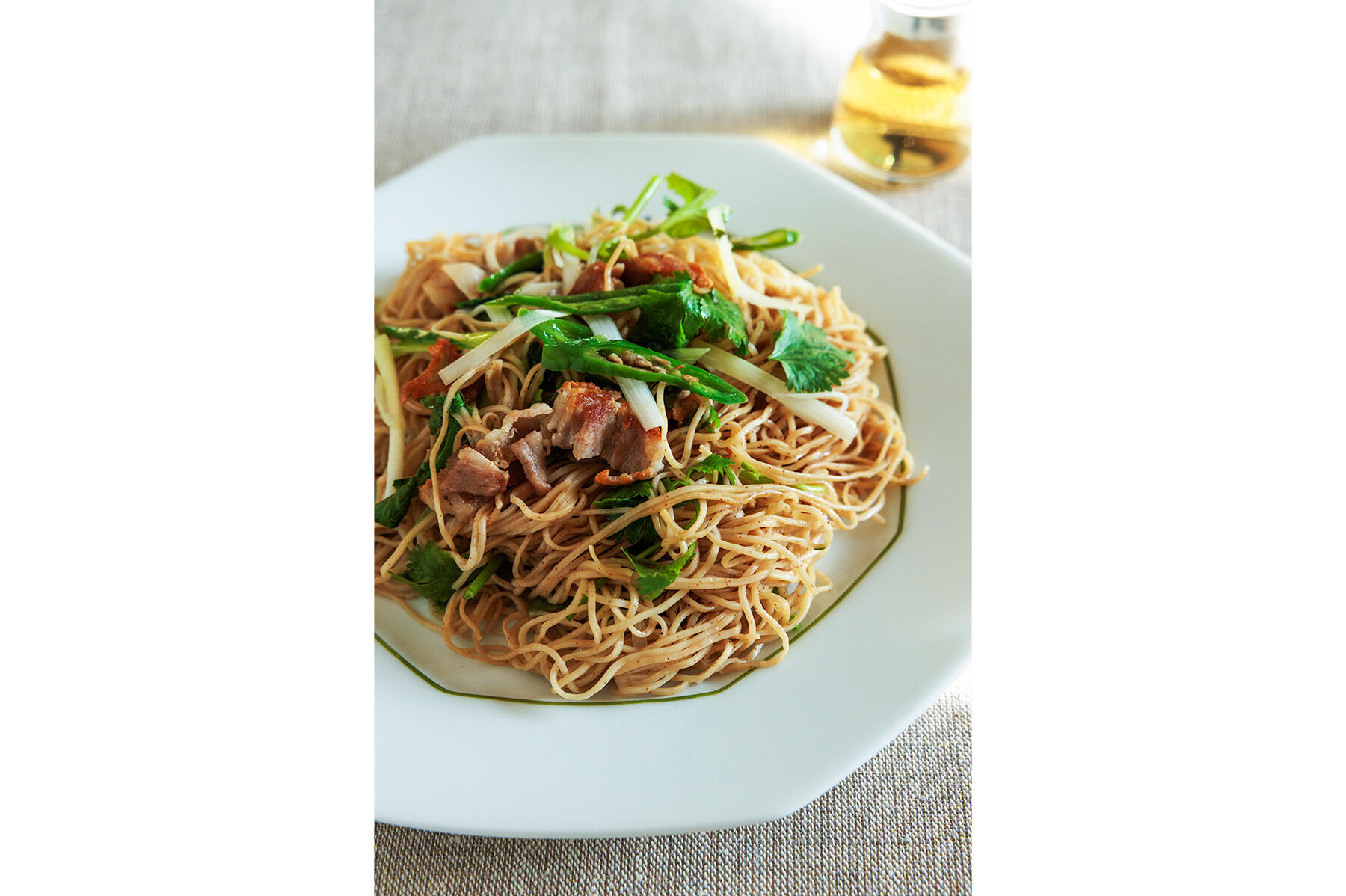 青唐辛子の爽やかな辛さが旨い！“豚バラ肉と長ねぎのピリ辛焼きそば”