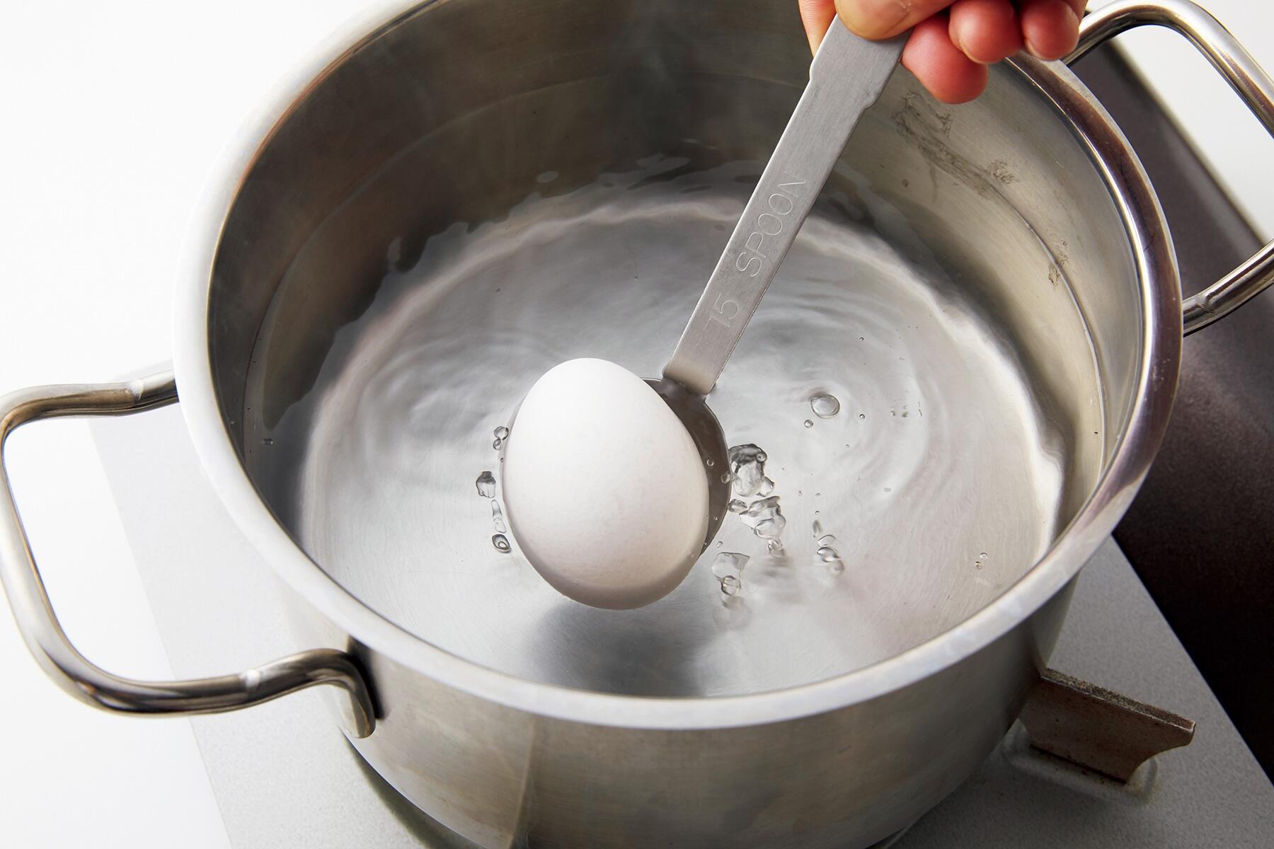 熱湯に卵を入れる