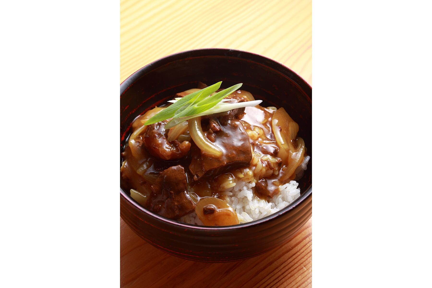 クセになる味わいの“くじらのカレー丼”
