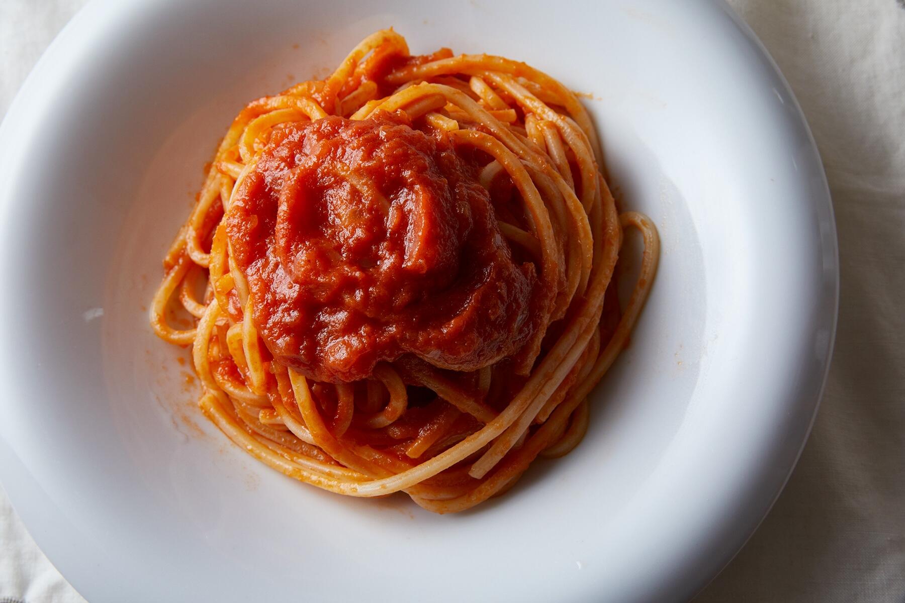 シンプルなトマトの旨味が魅力の“トマトのパスタ”