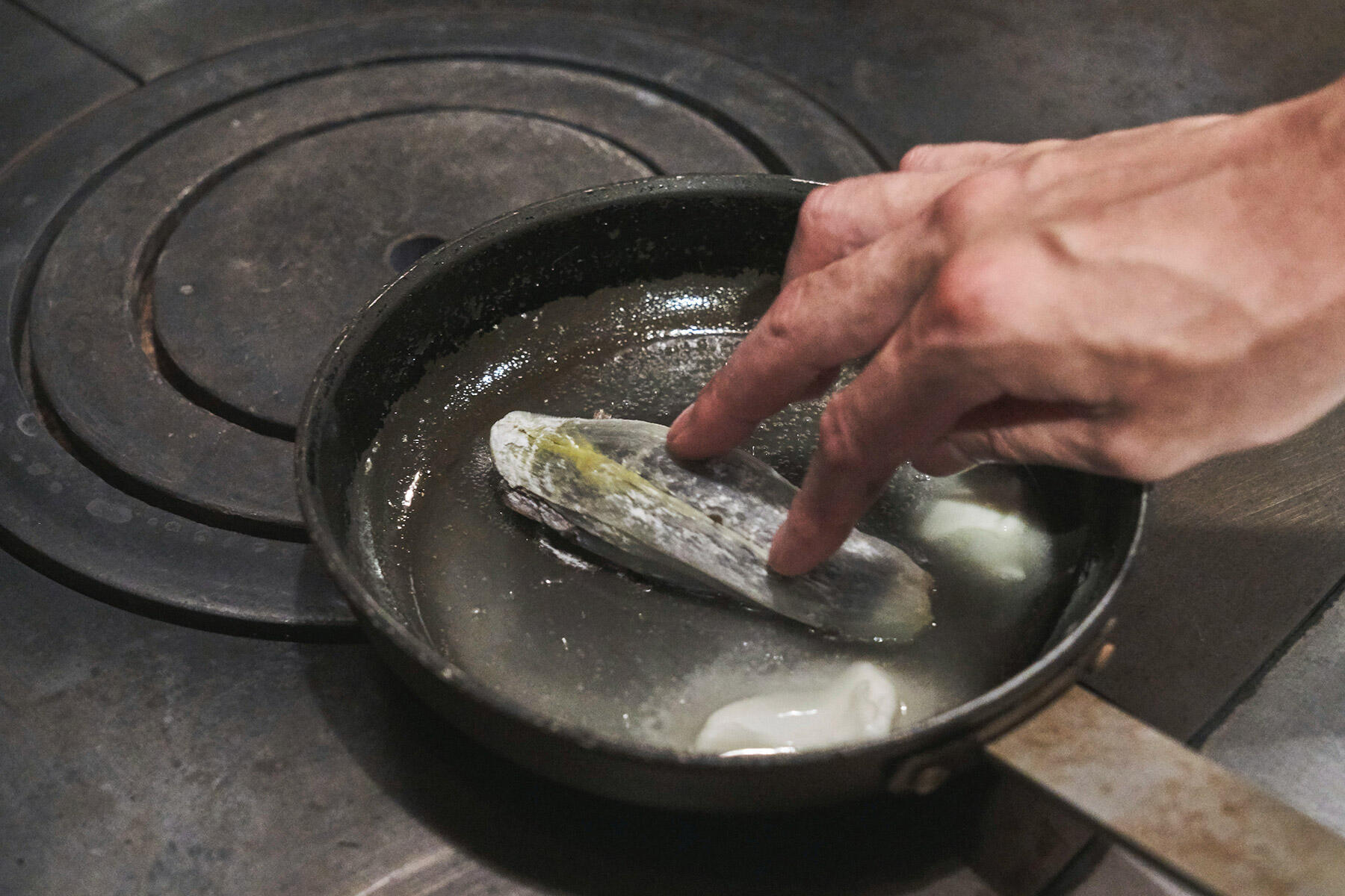 粉をはたき、ムニエルにする